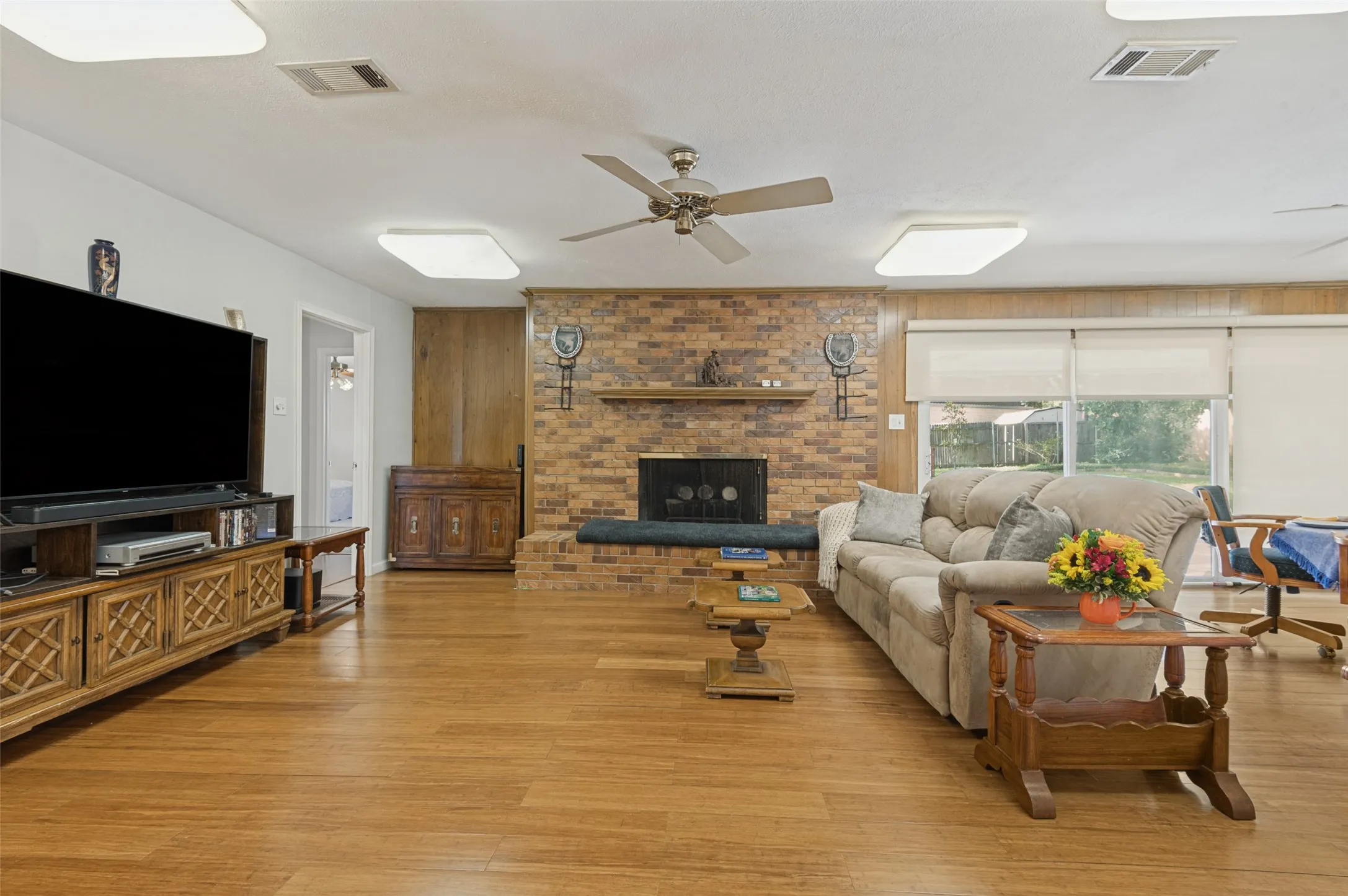 Single Family Residence For Sale in Dallas County , 3005 Coronado Street, Irving, Texas 75062, 4 Bedroom, 3 Bathroom, 2 Garage spaces, 2,228 Sqft, built in 1965, mls#21405031, Real Estate Agent in Irving, Homes For Sale in Dallas county, Homes For Sale in Irving, Realtor in Irving Texas, Real Estate Brokerage Independent Realty Texas, Luminita Cordes Realtor