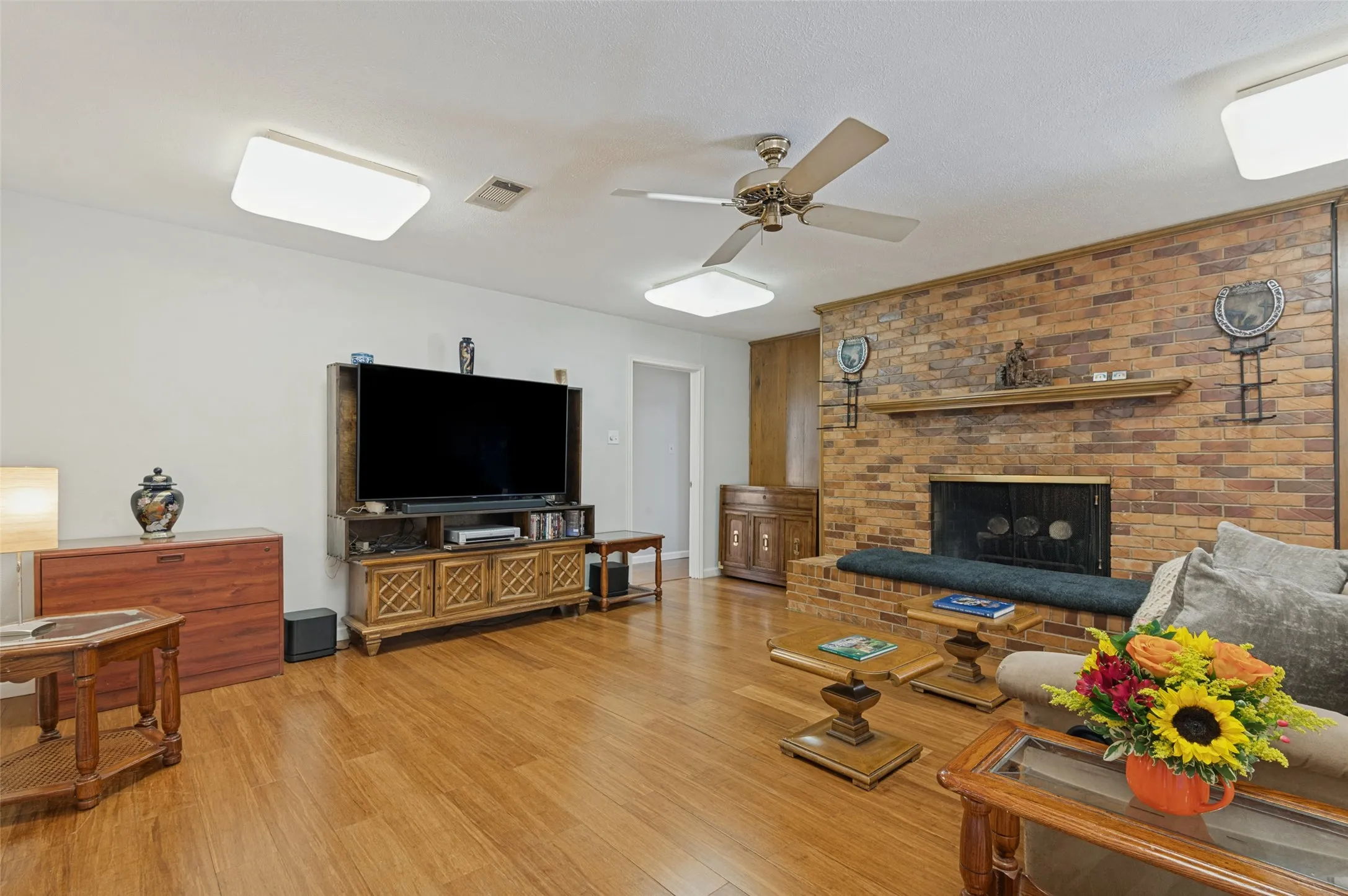 Single Family Residence For Sale in Dallas County , 3005 Coronado Street, Irving, Texas 75062, 4 Bedroom, 3 Bathroom, 2 Garage spaces, 2,228 Sqft, built in 1965, mls#21405031, Real Estate Agent in Irving, Homes For Sale in Dallas county, Homes For Sale in Irving, Realtor in Irving Texas, Real Estate Brokerage Independent Realty Texas, Luminita Cordes Realtor