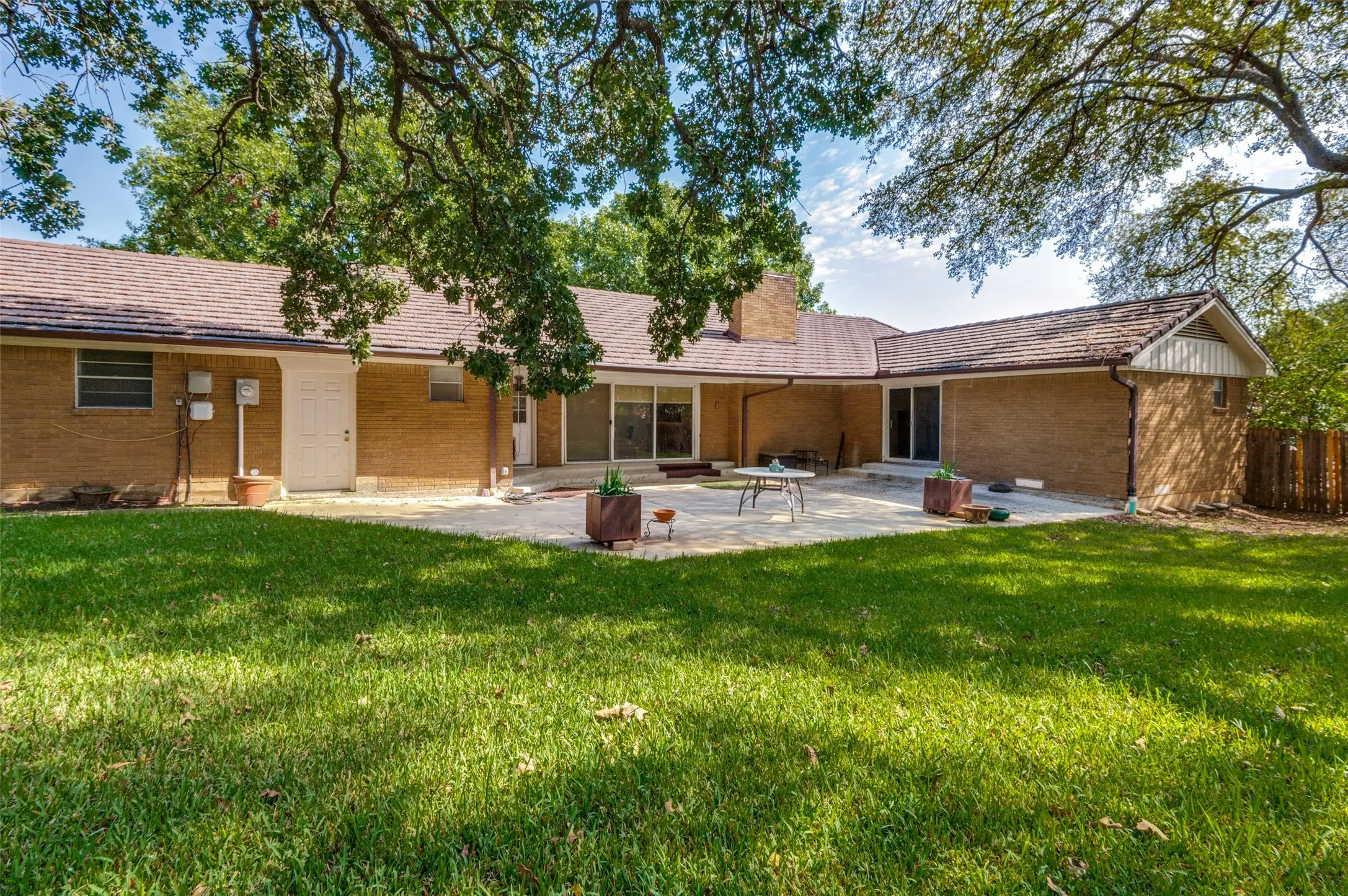 Single Family Residence For Sale in Dallas County , 3005 Coronado Street, Irving, Texas 75062, 4 Bedroom, 3 Bathroom, 2 Garage spaces, 2,228 Sqft, built in 1965, mls#21405031, Real Estate Agent in Irving, Homes For Sale in Dallas county, Homes For Sale in Irving, Realtor in Irving Texas, Real Estate Brokerage Independent Realty Texas, Luminita Cordes Realtor