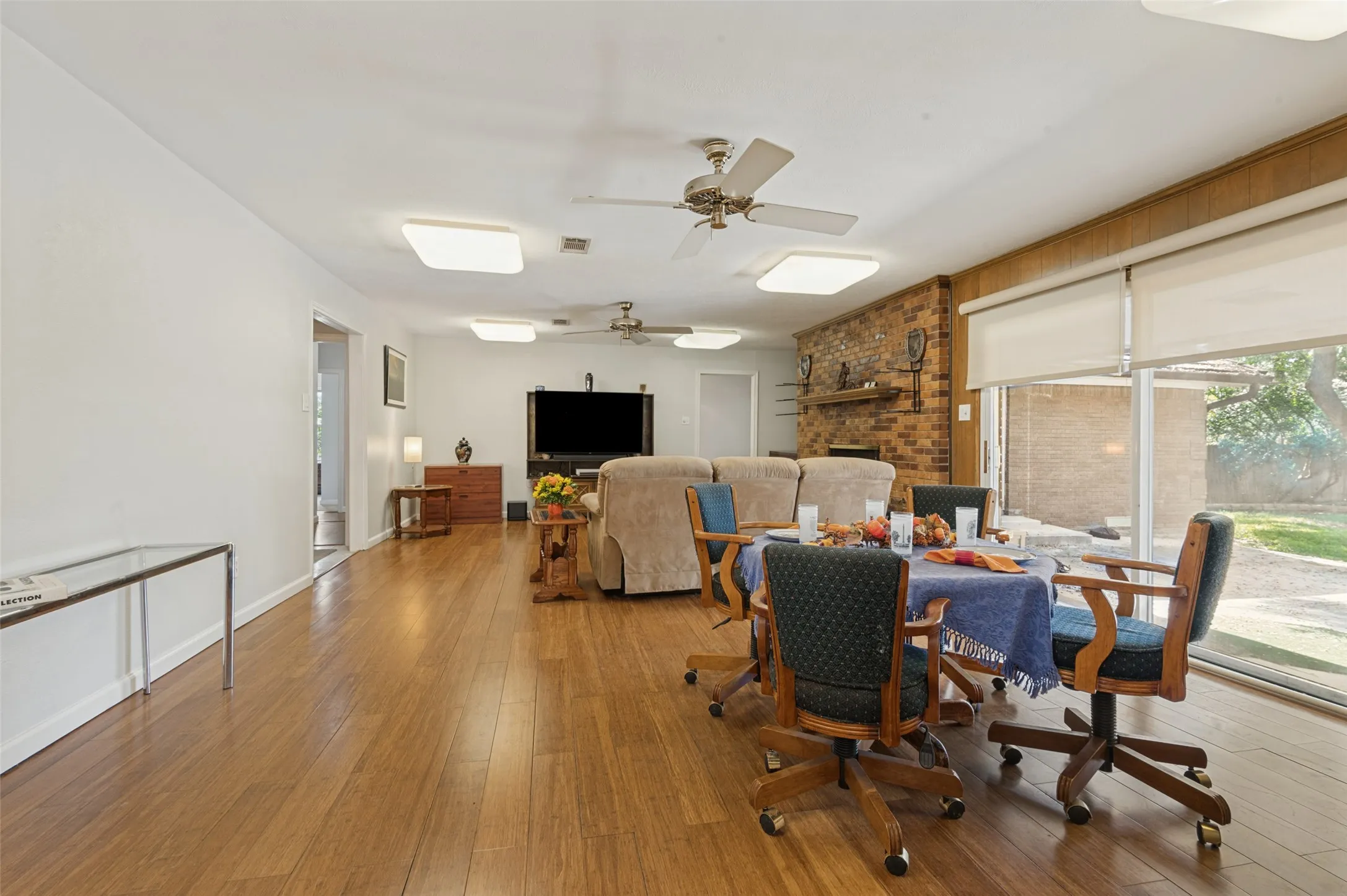 Single Family Residence For Sale in Dallas County , 3005 Coronado Street, Irving, Texas 75062, 4 Bedroom, 3 Bathroom, 2 Garage spaces, 2,228 Sqft, built in 1965, mls#21405031, Real Estate Agent in Irving, Homes For Sale in Dallas county, Homes For Sale in Irving, Realtor in Irving Texas, Real Estate Brokerage Independent Realty Texas, Luminita Cordes Realtor