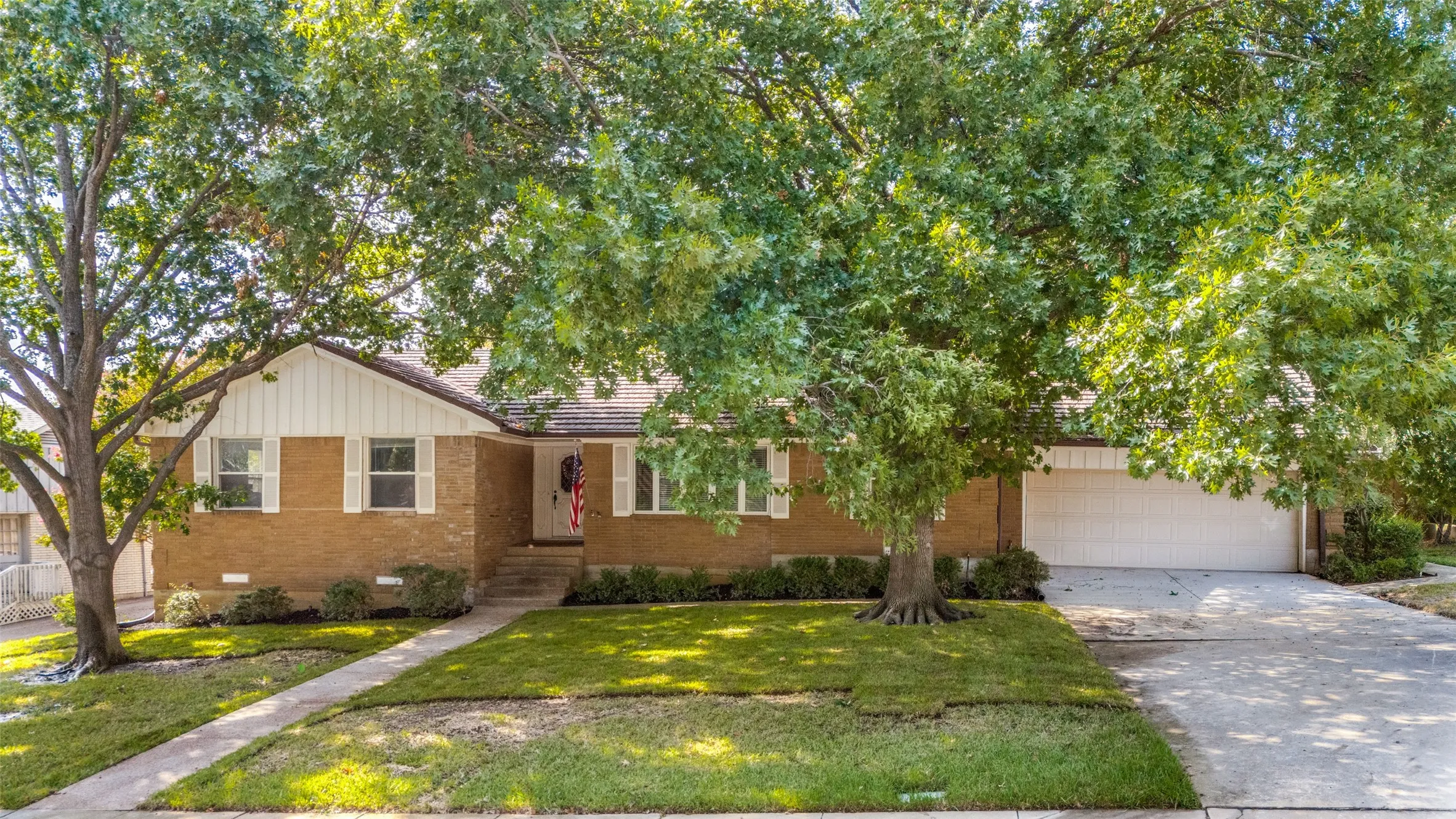 Single Family Residence For Sale in Dallas County , 3005 Coronado Street, Irving, Texas 75062, 4 Bedroom, 3 Bathroom, 2 Garage spaces, 2,228 Sqft, built in 1965, mls#21405031, Real Estate Agent in Irving, Homes For Sale in Dallas county, Homes For Sale in Irving, Realtor in Irving Texas, Real Estate Brokerage Independent Realty Texas, Luminita Cordes Realtor