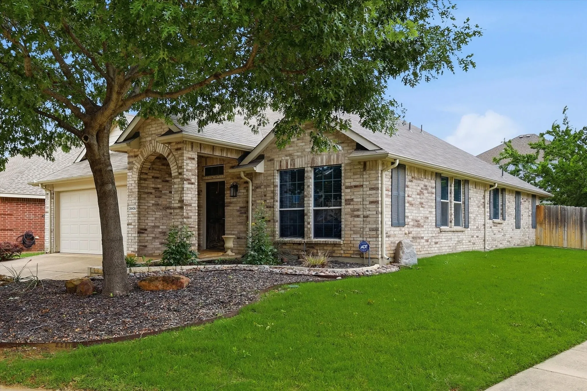 Single Family Residence For Rent in Denton County , 3909 Cliffside Drive, Denton, Texas 76208, 3 Bedroom, 2 Bathroom, 2 Garage spaces, 1,847 Sqft, built in 2008, mls#21408260, Real Estate Agent in Denton, Homes For Rent in Denton county, Homes For Rent in Denton, Realtor in Denton Texas, Real Estate Brokerage Independent Realty Texas, Luminita Cordes Realtor