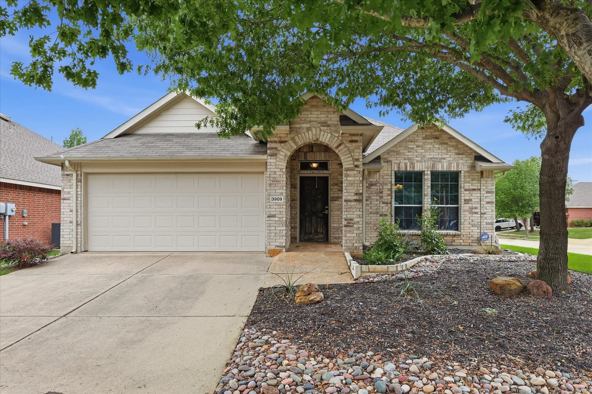 Single Family Residence For Rent in Denton County , 3909 Cliffside Drive, Denton, Texas 76208, 3 Bedroom, 2 Bathroom, 2 Garage spaces, 1,847 Sqft, built in 2008, mls#21408260, Real Estate Agent in Denton, Homes For Rent in Denton county, Homes For Rent in Denton, Realtor in Denton Texas, Real Estate Brokerage Independent Realty Texas, Luminita Cordes Realtor