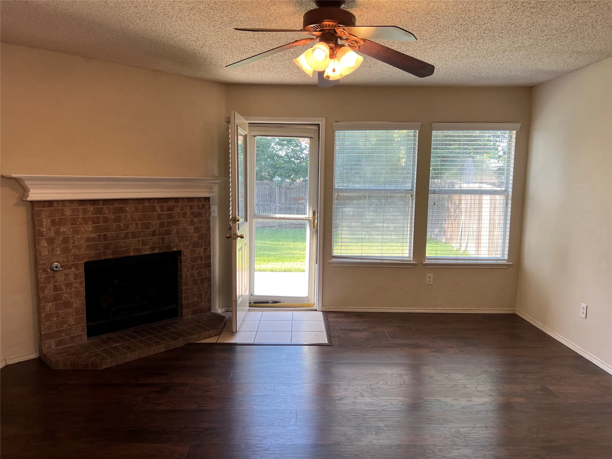 Single Family Residence For Rent in Denton County , 1547 Thornhill Lane, Little Elm, Texas 75068, 3 Bedroom, 2 Bathroom, 2 Garage spaces, 1,426 Sqft, built in 2002, mls#21409315, Real Estate Agent in Little Elm, Homes For Rent in Denton county, Homes For Rent in Little Elm, Realtor in Little Elm Texas, Real Estate Brokerage Independent Realty Texas, Luminita Cordes Realtor