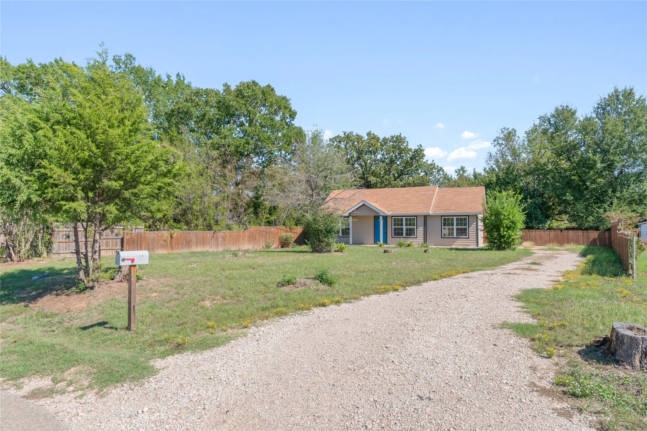 Single Family Residence For Sale in Van Zandt County , 1208 N Spring Street, Grand Saline, Texas 75140, 2 Bedroom, 2 Bathroom, Garage spaces, 936 Sqft, built in 1940, mls#21409358, Real Estate Agent in Grand Saline, Homes For Sale in Van Zandt county, Homes For Sale in Grand Saline, Realtor in Grand Saline Texas, Real Estate Brokerage Independent Realty Texas, Luminita Cordes Realtor