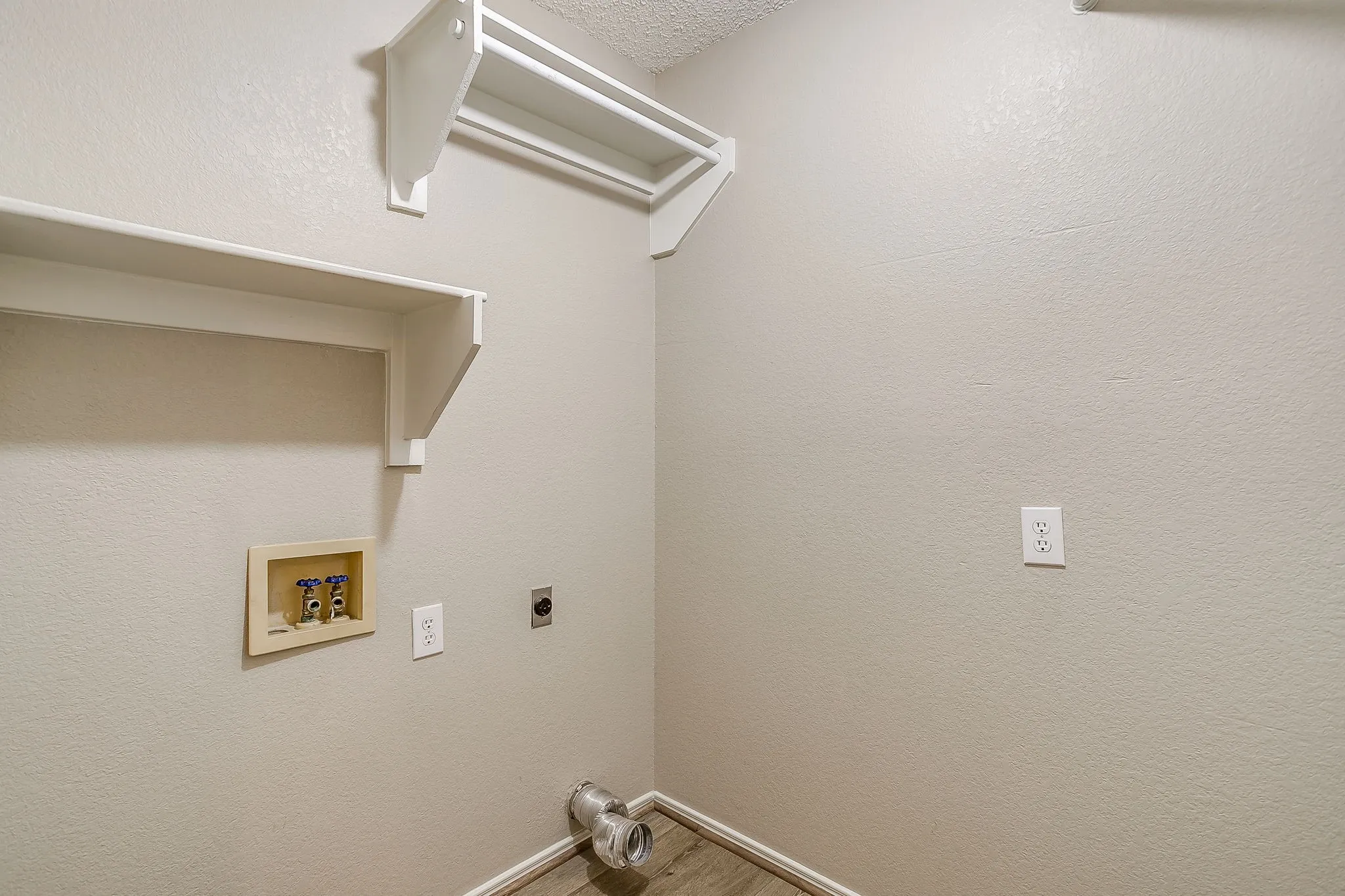 Single Family Residence For Sale in Tarrant County , 5024 Prairie Creek Trail, Fort Worth, Texas 76179, 3 Bedroom, 2 Bathroom, 2 Garage spaces, 1,540 Sqft, built in 1993, mls#21409359, Real Estate Agent in Fort Worth, Homes For Sale in Tarrant county, Homes For Sale in Fort Worth, Realtor in Fort Worth Texas, Real Estate Brokerage Independent Realty Texas, Luminita Cordes Realtor