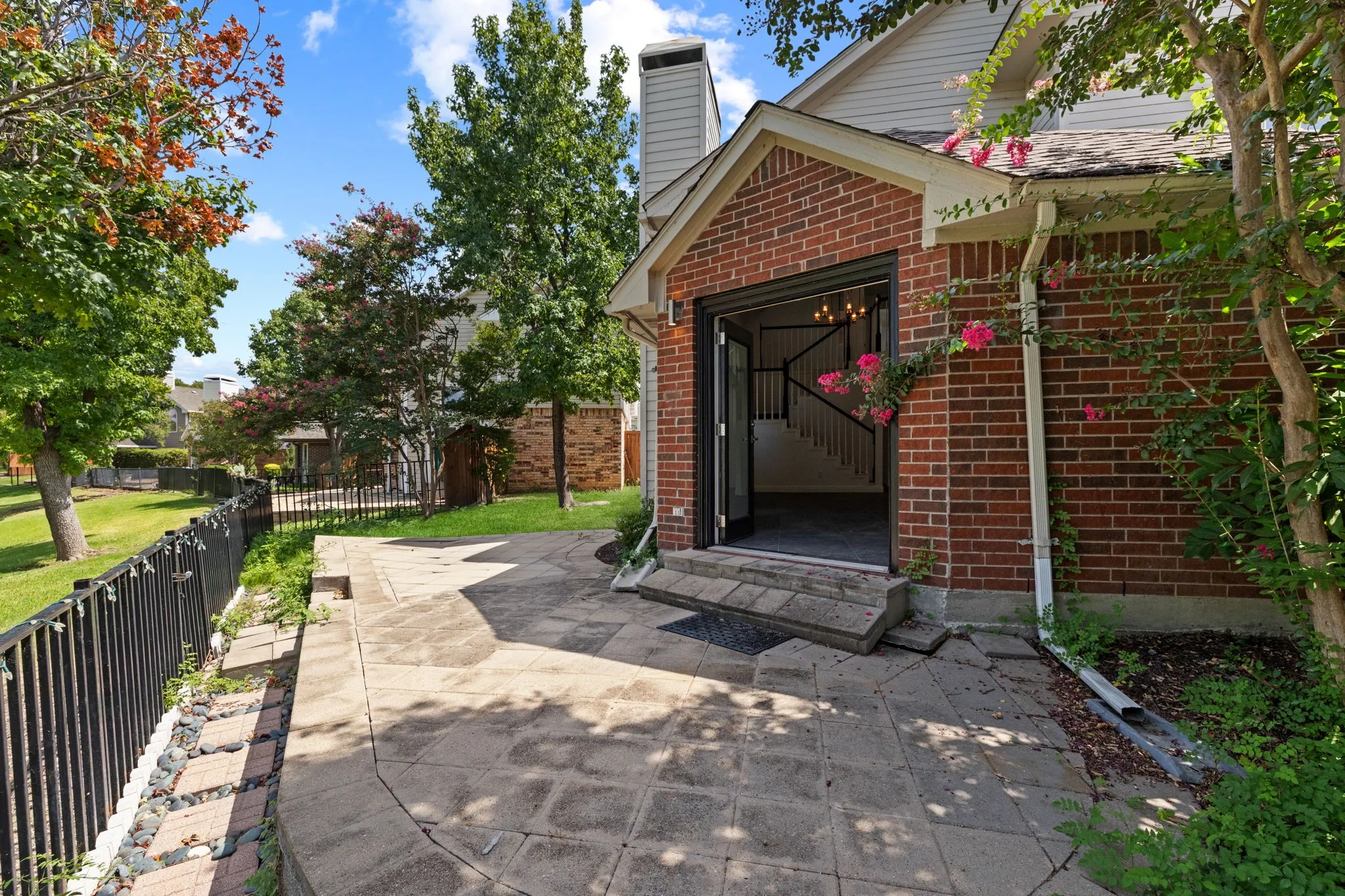 Single Family Residence For Rent in Dallas County , 9418 Blue Jay Way, Irving, Texas 75063, 3 Bedroom, 3 Bathroom, 2 Garage spaces, 1,853 Sqft, built in 1989, mls#21409204, Real Estate Agent in Irving, Homes For Rent in Dallas county, Homes For Rent in Irving, Realtor in Irving Texas, Real Estate Brokerage Independent Realty Texas, Luminita Cordes Realtor