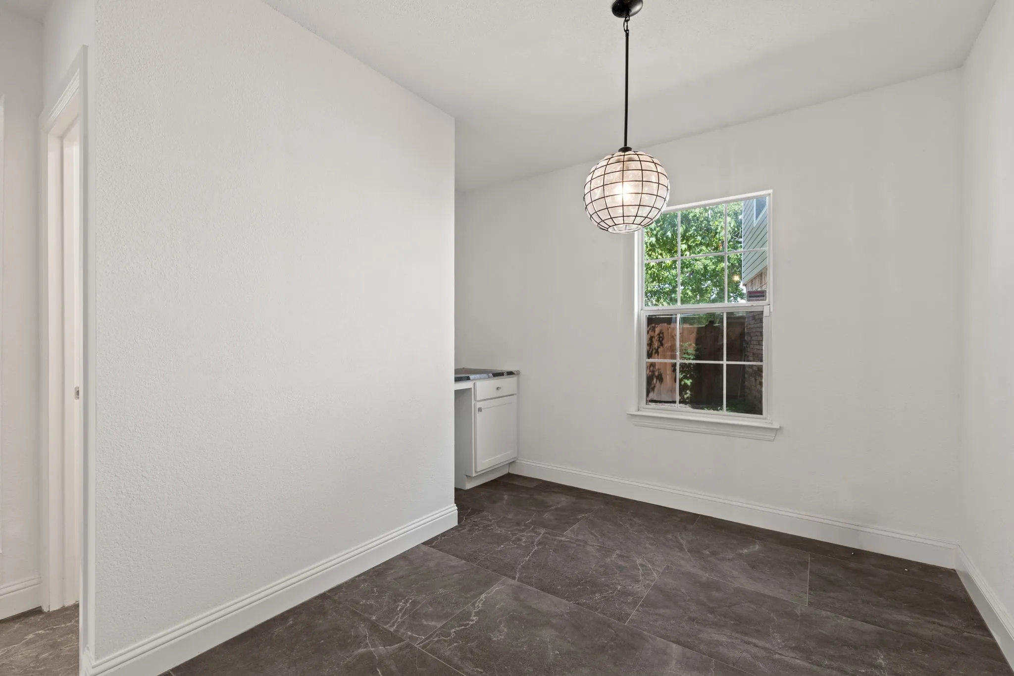 Single Family Residence For Rent in Dallas County , 9418 Blue Jay Way, Irving, Texas 75063, 3 Bedroom, 3 Bathroom, 2 Garage spaces, 1,853 Sqft, built in 1989, mls#21409204, Real Estate Agent in Irving, Homes For Rent in Dallas county, Homes For Rent in Irving, Realtor in Irving Texas, Real Estate Brokerage Independent Realty Texas, Luminita Cordes Realtor