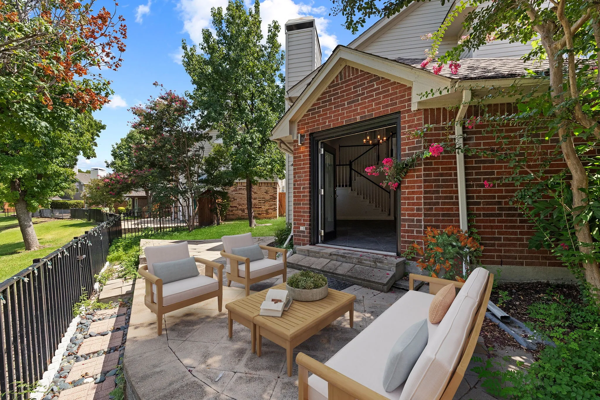 Single Family Residence For Rent in Dallas County , 9418 Blue Jay Way, Irving, Texas 75063, 3 Bedroom, 3 Bathroom, 2 Garage spaces, 1,853 Sqft, built in 1989, mls#21409204, Real Estate Agent in Irving, Homes For Rent in Dallas county, Homes For Rent in Irving, Realtor in Irving Texas, Real Estate Brokerage Independent Realty Texas, Luminita Cordes Realtor
