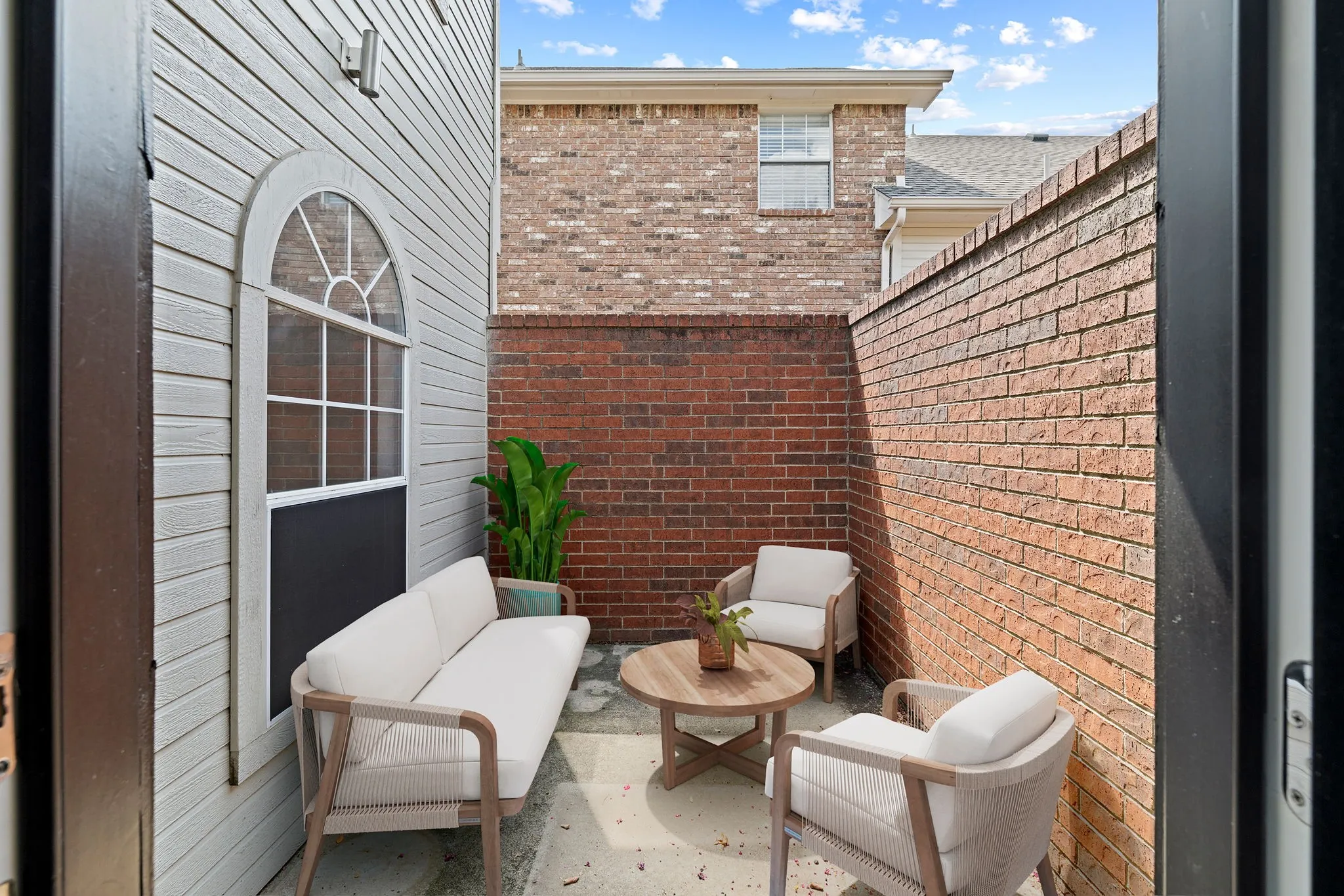 Single Family Residence For Rent in Dallas County , 9418 Blue Jay Way, Irving, Texas 75063, 3 Bedroom, 3 Bathroom, 2 Garage spaces, 1,853 Sqft, built in 1989, mls#21409204, Real Estate Agent in Irving, Homes For Rent in Dallas county, Homes For Rent in Irving, Realtor in Irving Texas, Real Estate Brokerage Independent Realty Texas, Luminita Cordes Realtor