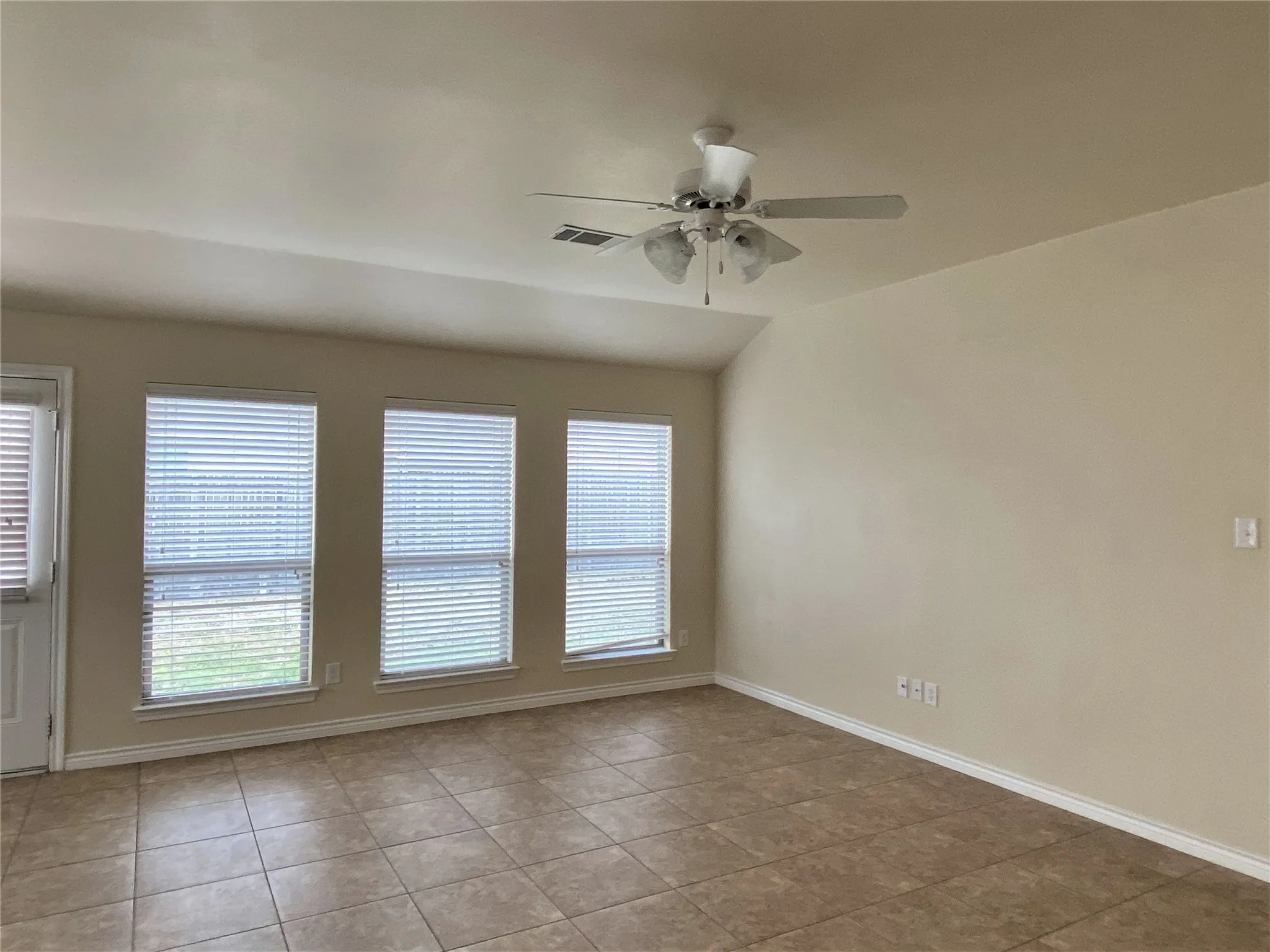 Single Family Residence For Rent in Denton County , 247 Pine Crest Drive, Justin, Texas 76247, 3 Bedroom, 2 Bathroom, 2 Garage spaces, 1,512 Sqft, built in 2012, mls#21409345, Real Estate Agent in Justin, Homes For Rent in Denton county, Homes For Rent in Justin, Realtor in Justin Texas, Real Estate Brokerage Independent Realty Texas, Luminita Cordes Realtor