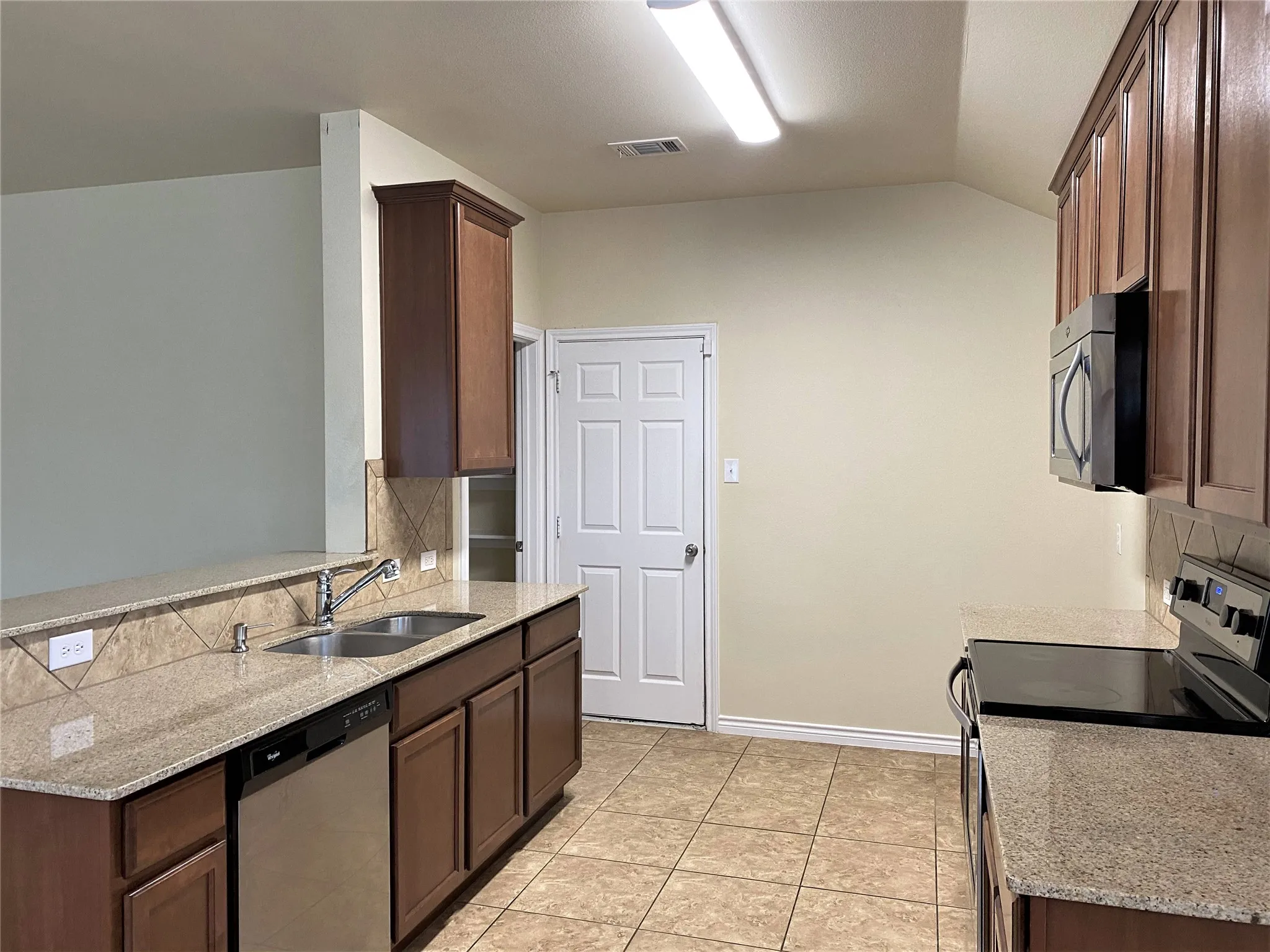 Single Family Residence For Rent in Denton County , 247 Pine Crest Drive, Justin, Texas 76247, 3 Bedroom, 2 Bathroom, 2 Garage spaces, 1,512 Sqft, built in 2012, mls#21409345, Real Estate Agent in Justin, Homes For Rent in Denton county, Homes For Rent in Justin, Realtor in Justin Texas, Real Estate Brokerage Independent Realty Texas, Luminita Cordes Realtor