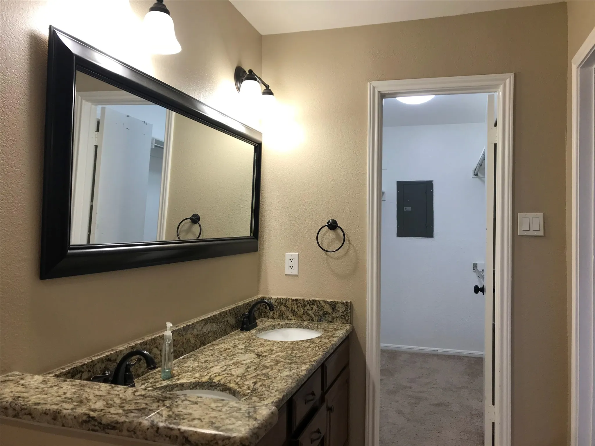 Condominium For Rent in Tarrant County , 1101 Calico Lane 1420, Arlington, Texas 76011, 1 Bedroom, 1 Bathroom, Garage spaces, 792 Sqft, built in 1981, mls#21409373, Real Estate Agent in Arlington, Homes For Rent in Tarrant county, Homes For Rent in Arlington, Realtor in Arlington Texas, Real Estate Brokerage Independent Realty Texas, Luminita Cordes Realtor