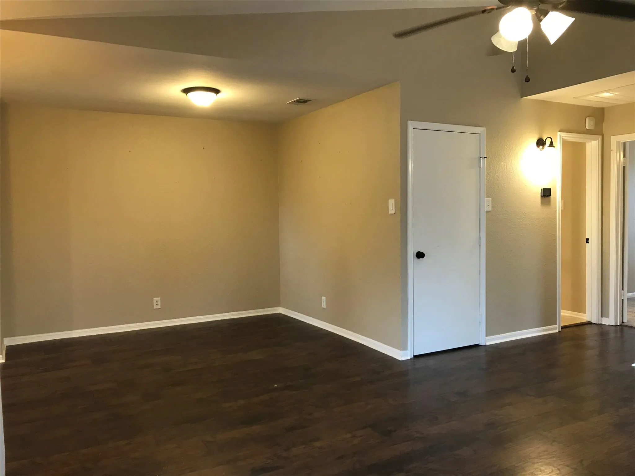 Condominium For Rent in Tarrant County , 1101 Calico Lane 1420, Arlington, Texas 76011, 1 Bedroom, 1 Bathroom, Garage spaces, 792 Sqft, built in 1981, mls#21409373, Real Estate Agent in Arlington, Homes For Rent in Tarrant county, Homes For Rent in Arlington, Realtor in Arlington Texas, Real Estate Brokerage Independent Realty Texas, Luminita Cordes Realtor