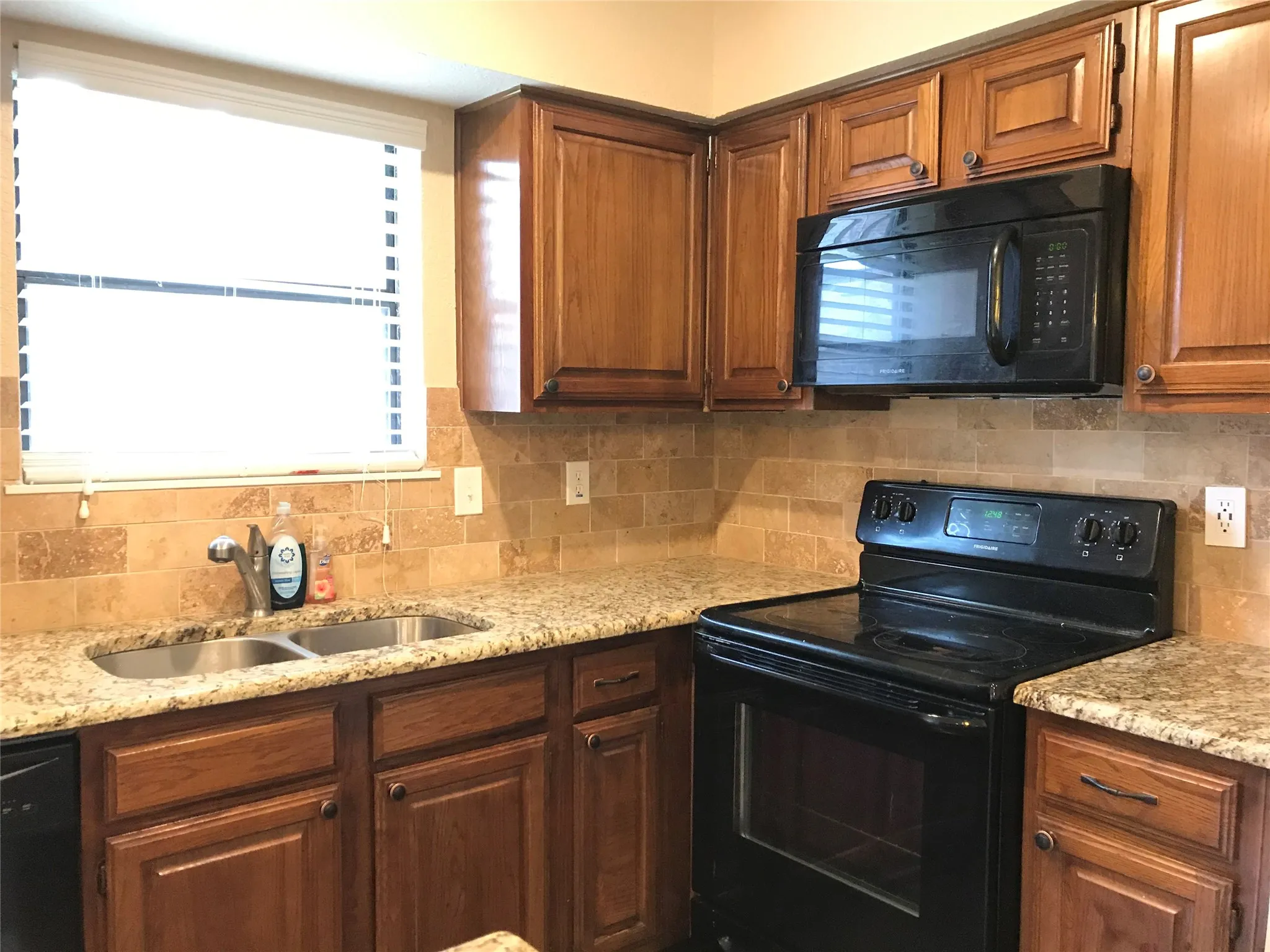 Condominium For Rent in Tarrant County , 1101 Calico Lane 1420, Arlington, Texas 76011, 1 Bedroom, 1 Bathroom, Garage spaces, 792 Sqft, built in 1981, mls#21409373, Real Estate Agent in Arlington, Homes For Rent in Tarrant county, Homes For Rent in Arlington, Realtor in Arlington Texas, Real Estate Brokerage Independent Realty Texas, Luminita Cordes Realtor