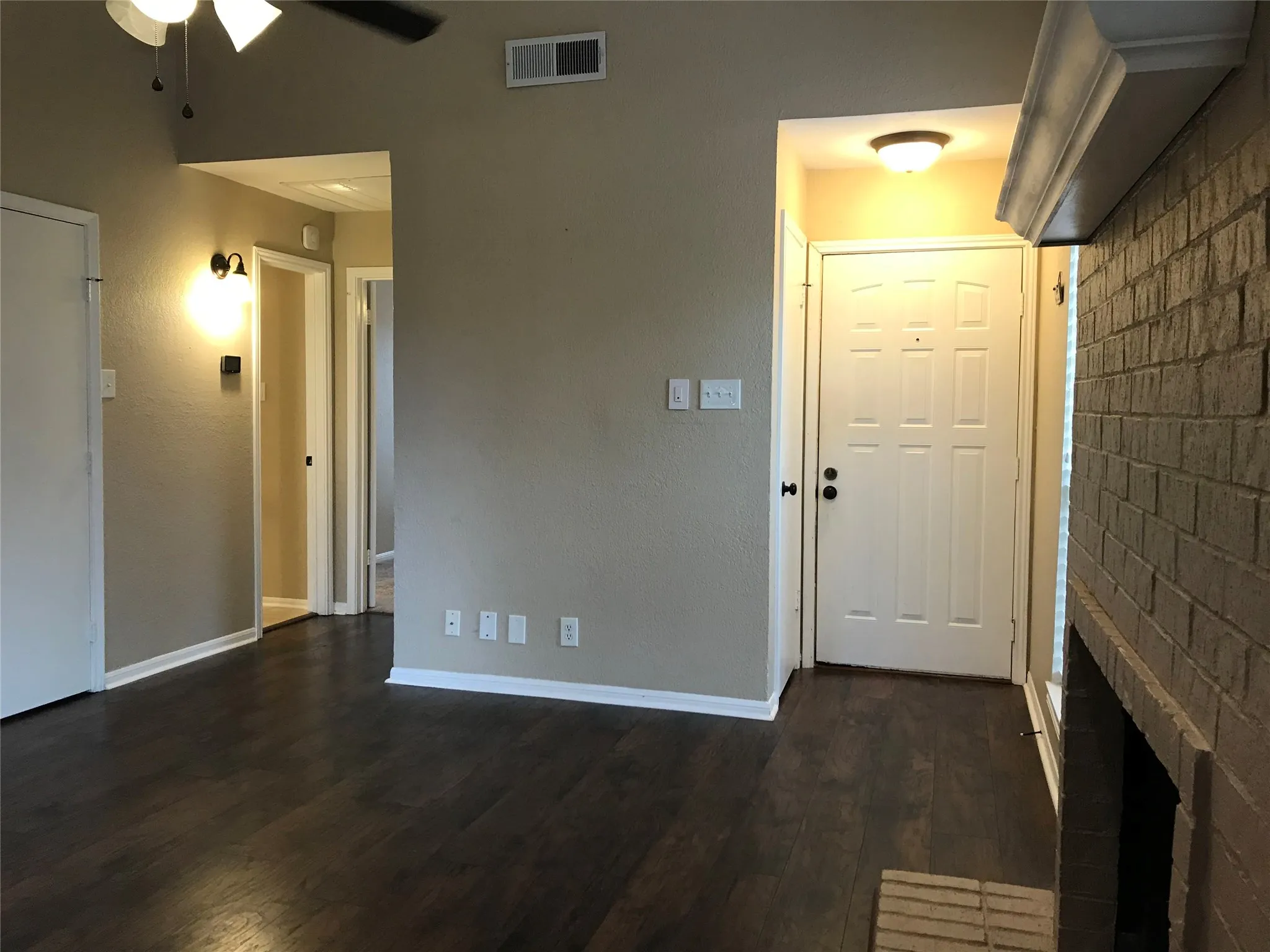 Condominium For Rent in Tarrant County , 1101 Calico Lane 1420, Arlington, Texas 76011, 1 Bedroom, 1 Bathroom, Garage spaces, 792 Sqft, built in 1981, mls#21409373, Real Estate Agent in Arlington, Homes For Rent in Tarrant county, Homes For Rent in Arlington, Realtor in Arlington Texas, Real Estate Brokerage Independent Realty Texas, Luminita Cordes Realtor