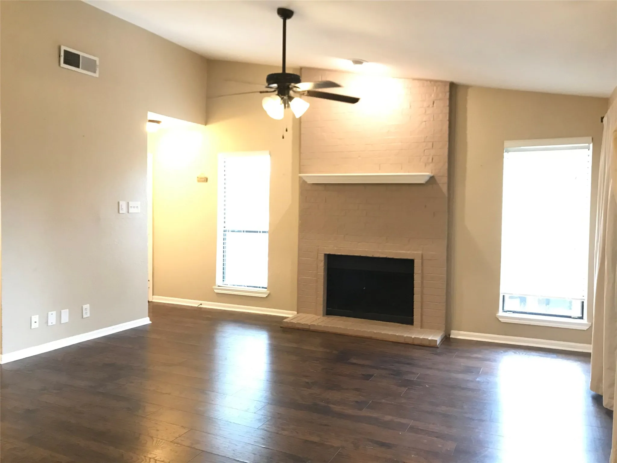 Condominium For Rent in Tarrant County , 1101 Calico Lane 1420, Arlington, Texas 76011, 1 Bedroom, 1 Bathroom, Garage spaces, 792 Sqft, built in 1981, mls#21409373, Real Estate Agent in Arlington, Homes For Rent in Tarrant county, Homes For Rent in Arlington, Realtor in Arlington Texas, Real Estate Brokerage Independent Realty Texas, Luminita Cordes Realtor