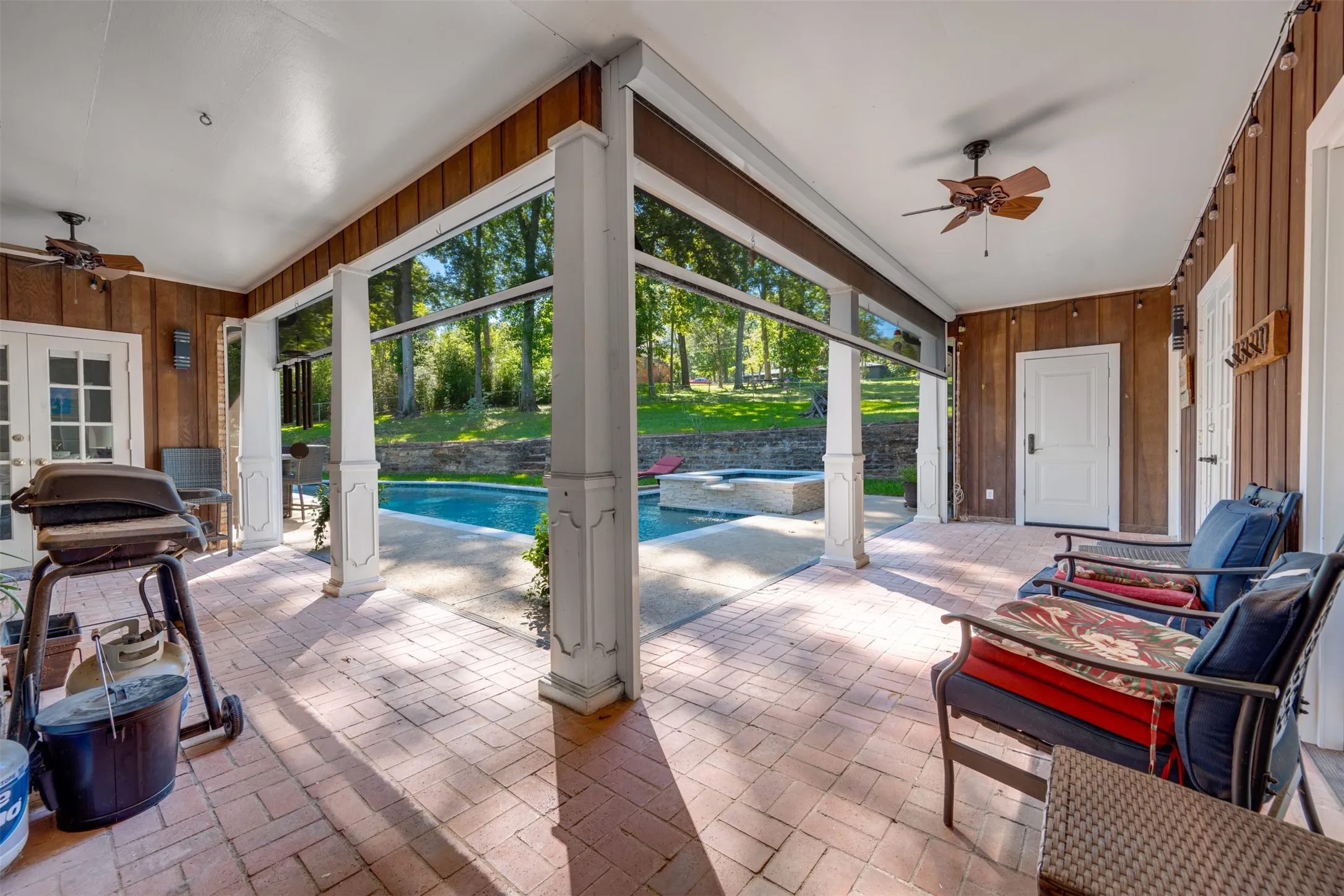 Single Family Residence For Sale in Anderson County , 603 Glenwood Dr, Palestine, Texas 75801, 3 Bedroom, 3 Bathroom, 2 Garage spaces, 3,068 Sqft, built in 1970, mls#21409365, Real Estate Agent in Palestine, Homes For Sale in Anderson county, Homes For Sale in Palestine, Realtor in Palestine Texas, Real Estate Brokerage Independent Realty Texas, Luminita Cordes Realtor