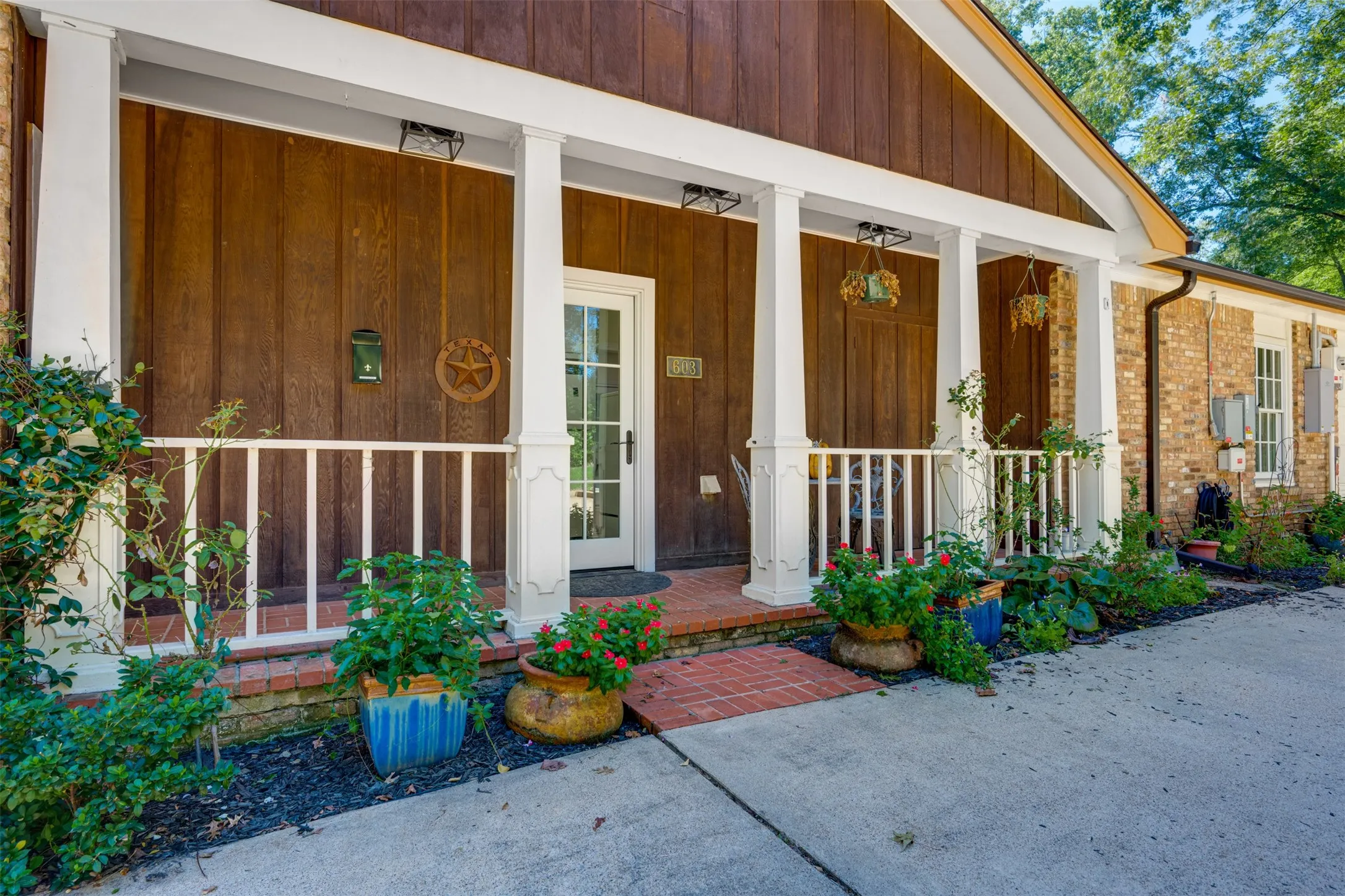 Single Family Residence For Sale in Anderson County , 603 Glenwood Dr, Palestine, Texas 75801, 3 Bedroom, 3 Bathroom, 2 Garage spaces, 3,068 Sqft, built in 1970, mls#21409365, Real Estate Agent in Palestine, Homes For Sale in Anderson county, Homes For Sale in Palestine, Realtor in Palestine Texas, Real Estate Brokerage Independent Realty Texas, Luminita Cordes Realtor