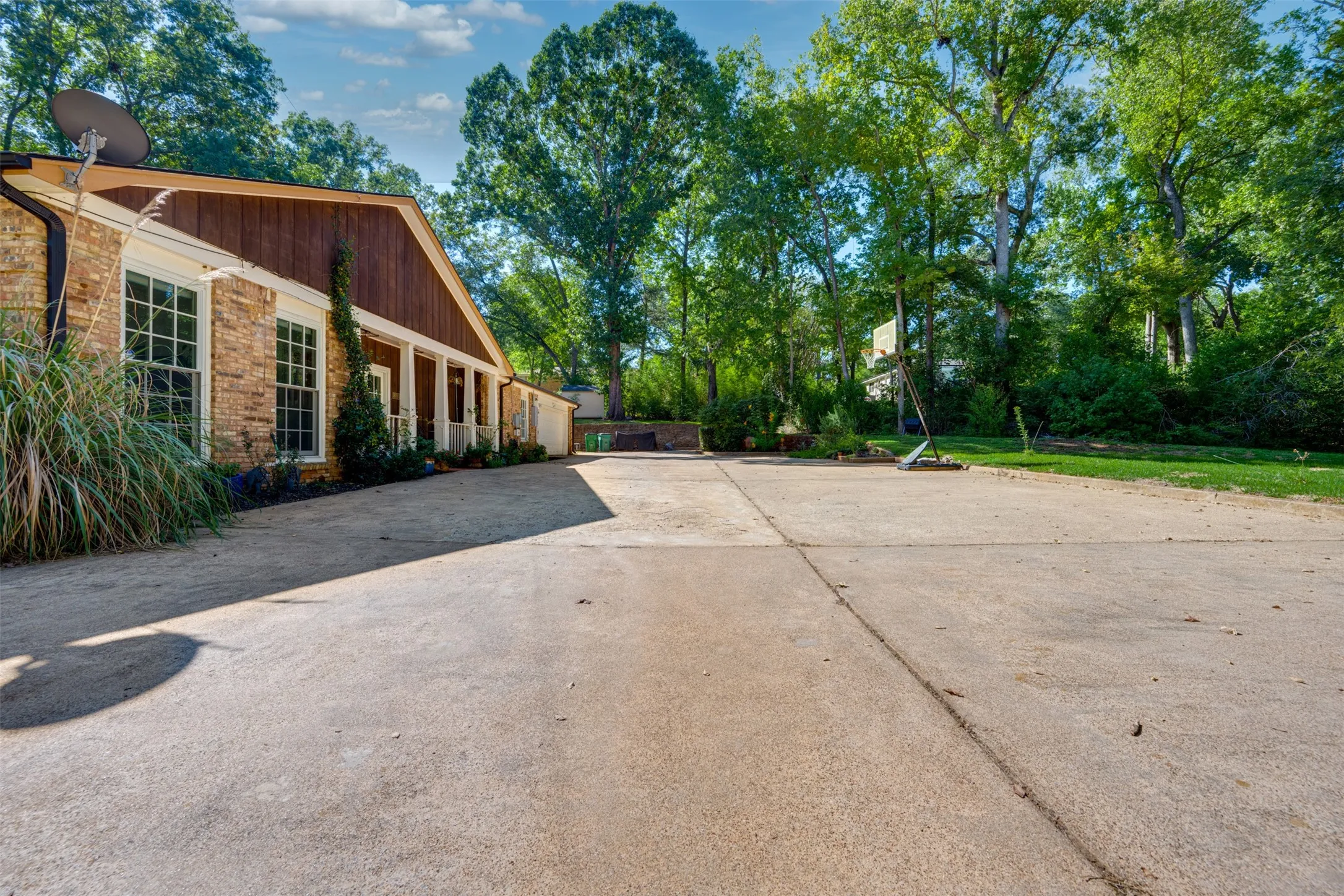 Single Family Residence For Sale in Anderson County , 603 Glenwood Dr, Palestine, Texas 75801, 3 Bedroom, 3 Bathroom, 2 Garage spaces, 3,068 Sqft, built in 1970, mls#21409365, Real Estate Agent in Palestine, Homes For Sale in Anderson county, Homes For Sale in Palestine, Realtor in Palestine Texas, Real Estate Brokerage Independent Realty Texas, Luminita Cordes Realtor