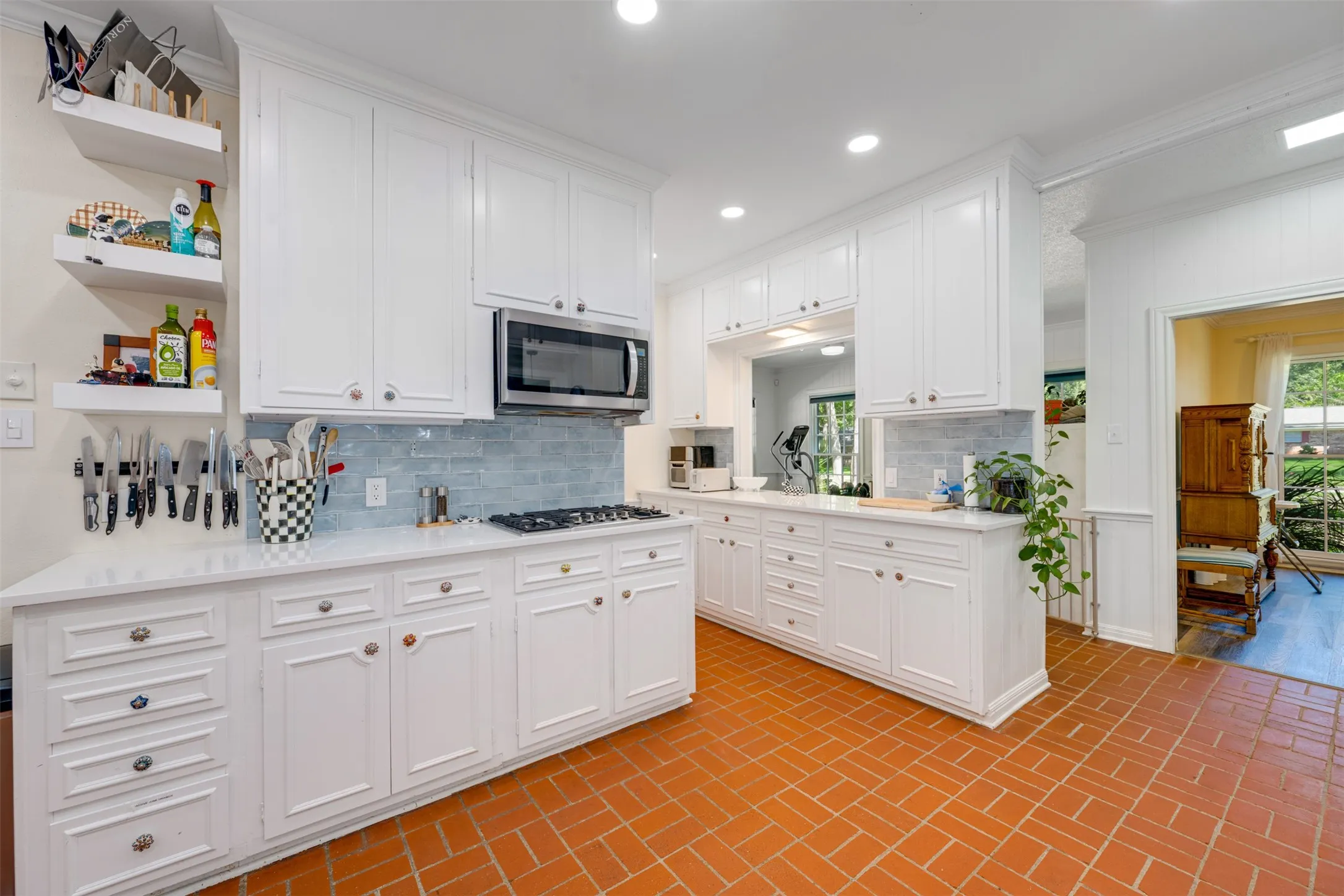 Single Family Residence For Sale in Anderson County , 603 Glenwood Dr, Palestine, Texas 75801, 3 Bedroom, 3 Bathroom, 2 Garage spaces, 3,068 Sqft, built in 1970, mls#21409365, Real Estate Agent in Palestine, Homes For Sale in Anderson county, Homes For Sale in Palestine, Realtor in Palestine Texas, Real Estate Brokerage Independent Realty Texas, Luminita Cordes Realtor