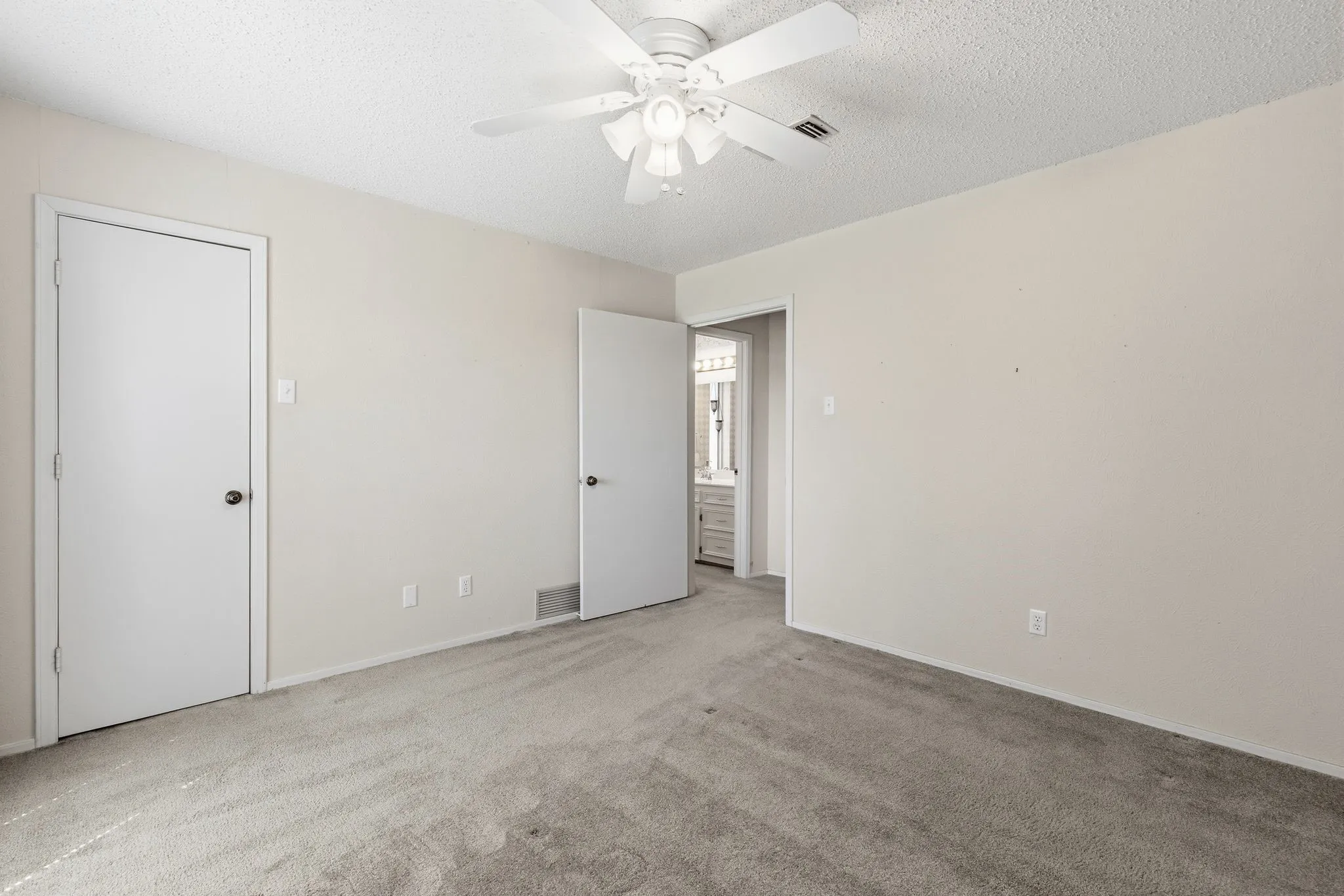 Single Family Residence For Sale in Hunt County , 703 Private Road 3141, Greenville, Texas 75402, 3 Bedroom, 2 Bathroom, 2 Garage spaces, 1,863 Sqft, built in 1980, mls#21409097, Real Estate Agent in Greenville, Homes For Sale in Hunt county, Homes For Sale in Greenville, Realtor in Greenville Texas, Real Estate Brokerage Independent Realty Texas, Luminita Cordes Realtor