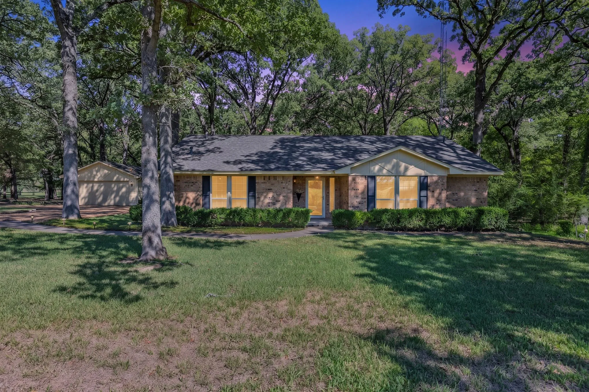 Single Family Residence For Sale in Hunt County , 703 Private Road 3141, Greenville, Texas 75402, 3 Bedroom, 2 Bathroom, 2 Garage spaces, 1,863 Sqft, built in 1980, mls#21409097, Real Estate Agent in Greenville, Homes For Sale in Hunt county, Homes For Sale in Greenville, Realtor in Greenville Texas, Real Estate Brokerage Independent Realty Texas, Luminita Cordes Realtor