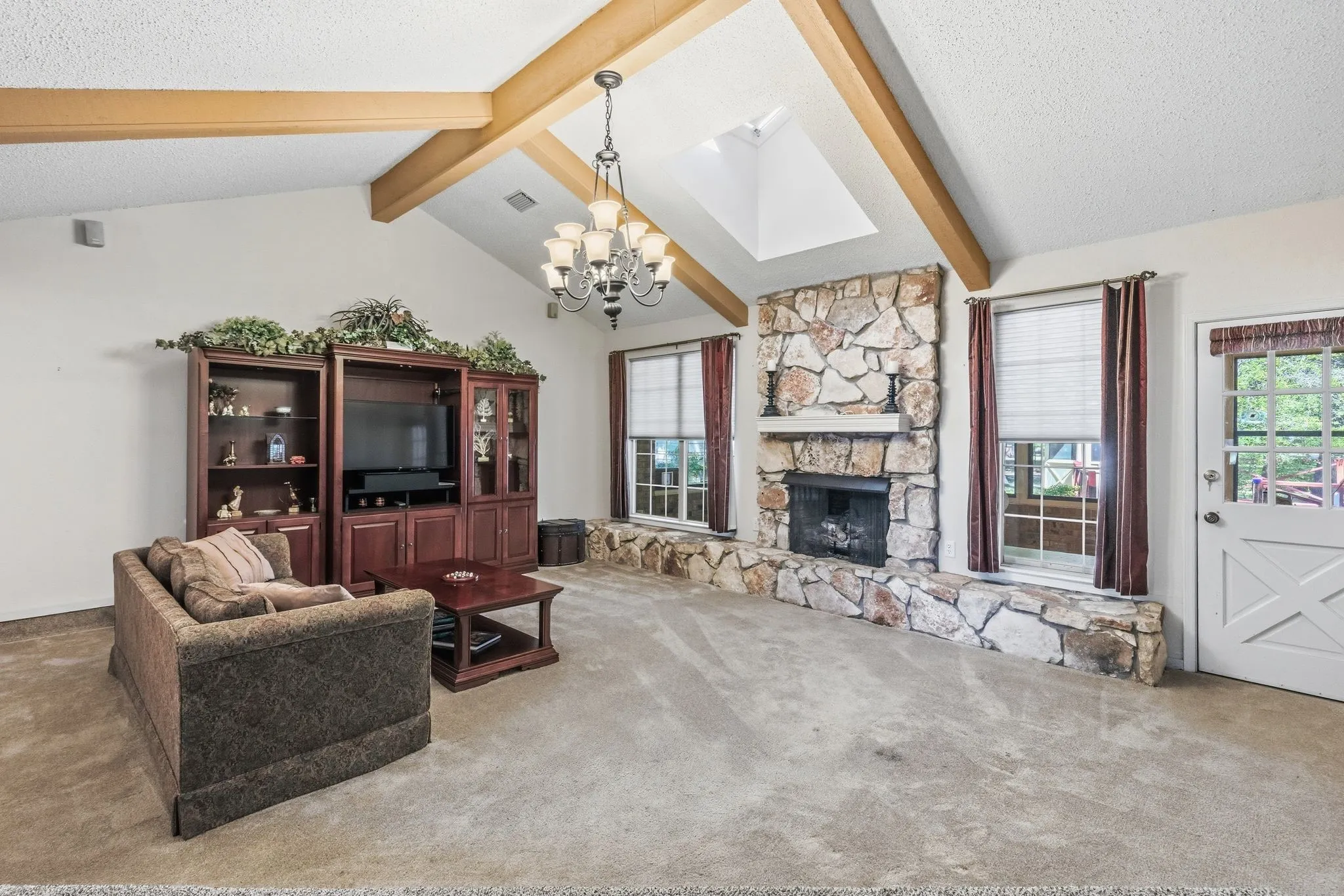 Single Family Residence For Sale in Hunt County , 703 Private Road 3141, Greenville, Texas 75402, 3 Bedroom, 2 Bathroom, 2 Garage spaces, 1,863 Sqft, built in 1980, mls#21409097, Real Estate Agent in Greenville, Homes For Sale in Hunt county, Homes For Sale in Greenville, Realtor in Greenville Texas, Real Estate Brokerage Independent Realty Texas, Luminita Cordes Realtor
