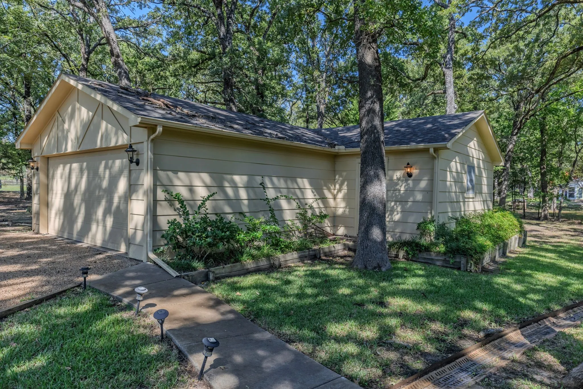 Single Family Residence For Sale in Hunt County , 703 Private Road 3141, Greenville, Texas 75402, 3 Bedroom, 2 Bathroom, 2 Garage spaces, 1,863 Sqft, built in 1980, mls#21409097, Real Estate Agent in Greenville, Homes For Sale in Hunt county, Homes For Sale in Greenville, Realtor in Greenville Texas, Real Estate Brokerage Independent Realty Texas, Luminita Cordes Realtor