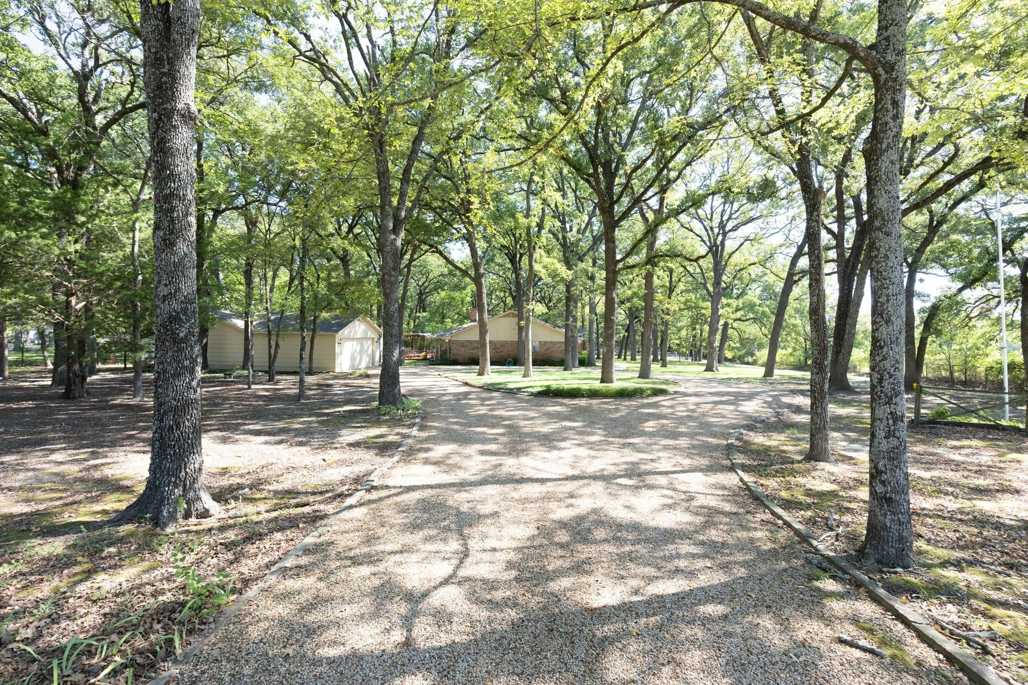 Single Family Residence For Sale in Hunt County , 703 Private Road 3141, Greenville, Texas 75402, 3 Bedroom, 2 Bathroom, 2 Garage spaces, 1,863 Sqft, built in 1980, mls#21409097, Real Estate Agent in Greenville, Homes For Sale in Hunt county, Homes For Sale in Greenville, Realtor in Greenville Texas, Real Estate Brokerage Independent Realty Texas, Luminita Cordes Realtor
