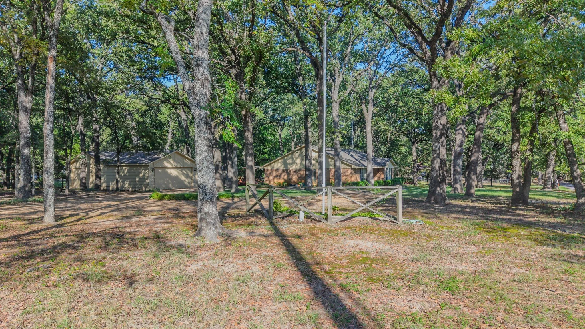 Single Family Residence For Sale in Hunt County , 703 Private Road 3141, Greenville, Texas 75402, 3 Bedroom, 2 Bathroom, 2 Garage spaces, 1,863 Sqft, built in 1980, mls#21409097, Real Estate Agent in Greenville, Homes For Sale in Hunt county, Homes For Sale in Greenville, Realtor in Greenville Texas, Real Estate Brokerage Independent Realty Texas, Luminita Cordes Realtor
