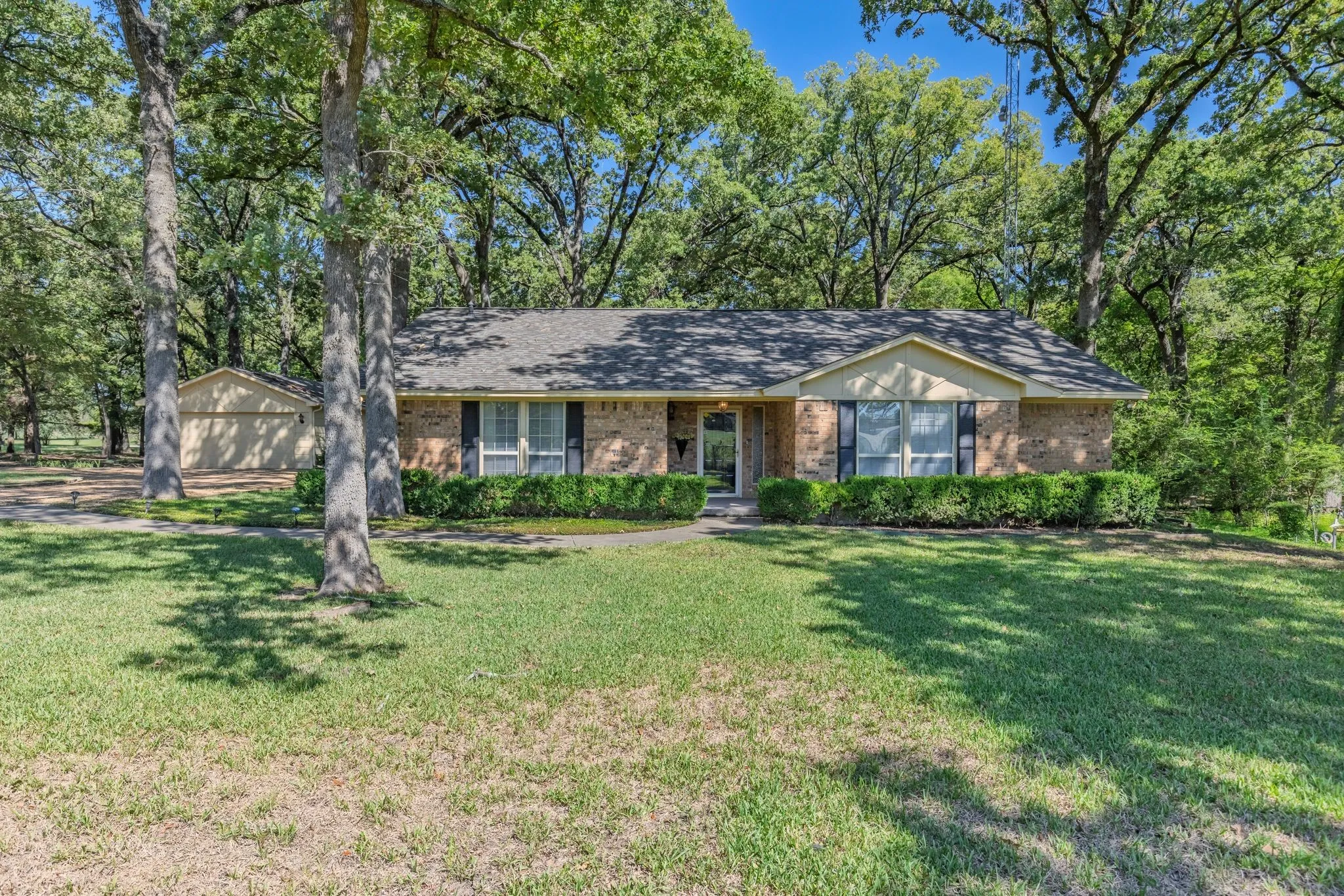 Single Family Residence For Sale in Hunt County , 703 Private Road 3141, Greenville, Texas 75402, 3 Bedroom, 2 Bathroom, 2 Garage spaces, 1,863 Sqft, built in 1980, mls#21409097, Real Estate Agent in Greenville, Homes For Sale in Hunt county, Homes For Sale in Greenville, Realtor in Greenville Texas, Real Estate Brokerage Independent Realty Texas, Luminita Cordes Realtor