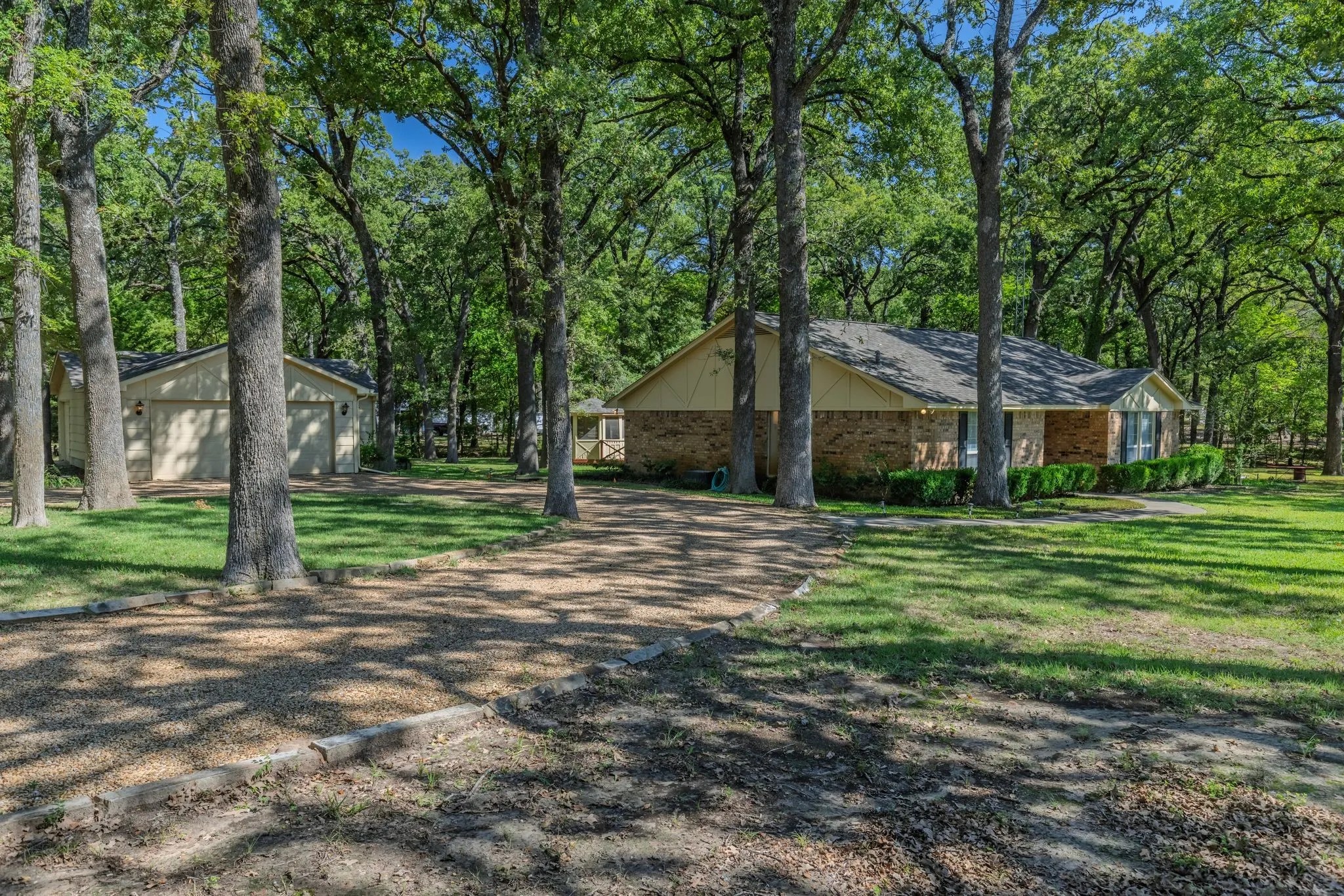 Single Family Residence For Sale in Hunt County , 703 Private Road 3141, Greenville, Texas 75402, 3 Bedroom, 2 Bathroom, 2 Garage spaces, 1,863 Sqft, built in 1980, mls#21409097, Real Estate Agent in Greenville, Homes For Sale in Hunt county, Homes For Sale in Greenville, Realtor in Greenville Texas, Real Estate Brokerage Independent Realty Texas, Luminita Cordes Realtor