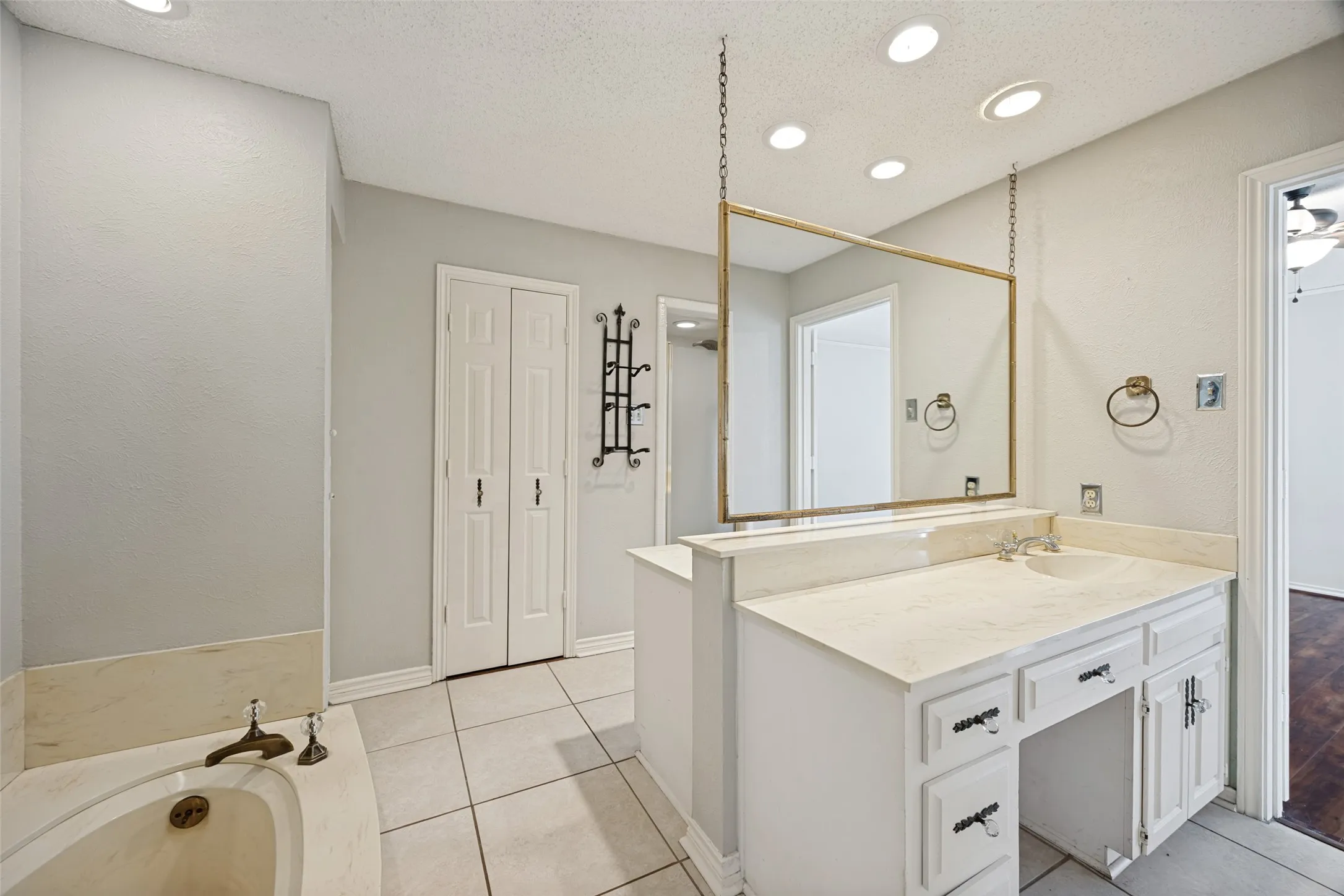 Single Family Residence For Rent in Collin County , 1138 Mill Springs, Richardson, Texas 75080, 3 Bedroom, 3 Bathroom, 2 Garage spaces, 2,274 Sqft, built in 1976, mls#21406683, Real Estate Agent in Richardson, Homes For Rent in Collin county, Homes For Rent in Richardson, Realtor in Richardson Texas, Real Estate Brokerage Independent Realty Texas, Luminita Cordes Realtor