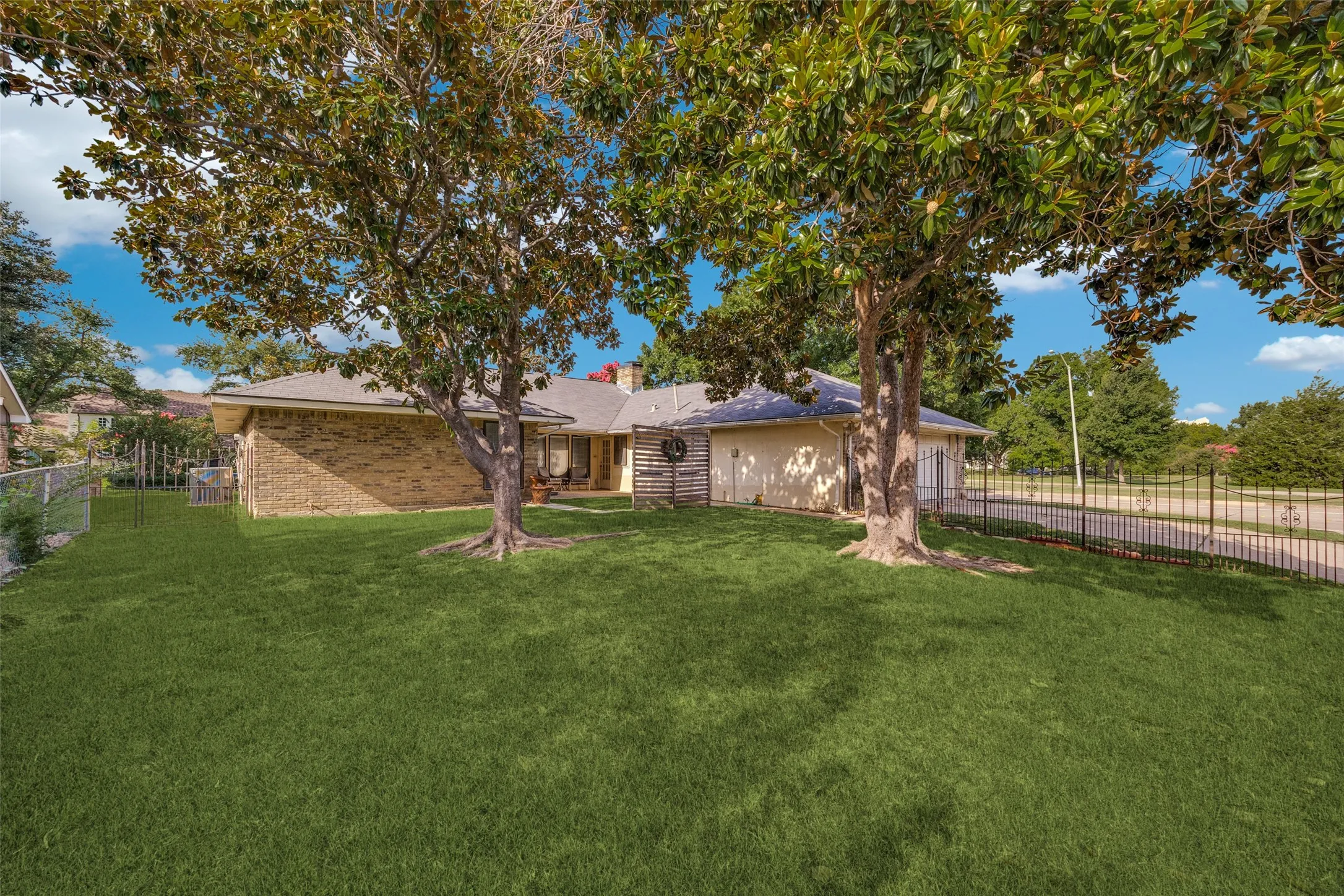 Single Family Residence For Rent in Collin County , 1138 Mill Springs, Richardson, Texas 75080, 3 Bedroom, 3 Bathroom, 2 Garage spaces, 2,274 Sqft, built in 1976, mls#21406683, Real Estate Agent in Richardson, Homes For Rent in Collin county, Homes For Rent in Richardson, Realtor in Richardson Texas, Real Estate Brokerage Independent Realty Texas, Luminita Cordes Realtor