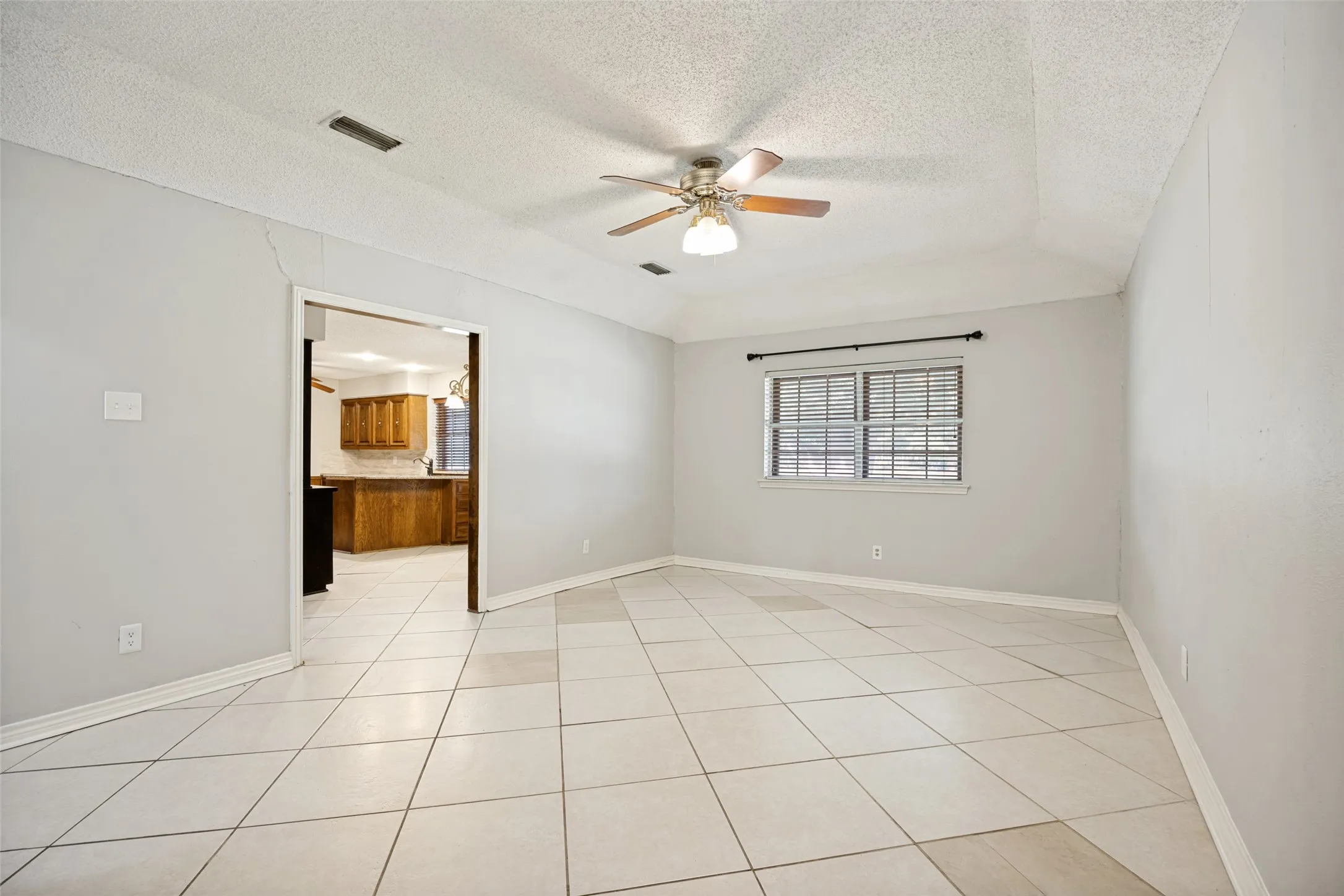 Single Family Residence For Rent in Collin County , 1138 Mill Springs, Richardson, Texas 75080, 3 Bedroom, 3 Bathroom, 2 Garage spaces, 2,274 Sqft, built in 1976, mls#21406683, Real Estate Agent in Richardson, Homes For Rent in Collin county, Homes For Rent in Richardson, Realtor in Richardson Texas, Real Estate Brokerage Independent Realty Texas, Luminita Cordes Realtor