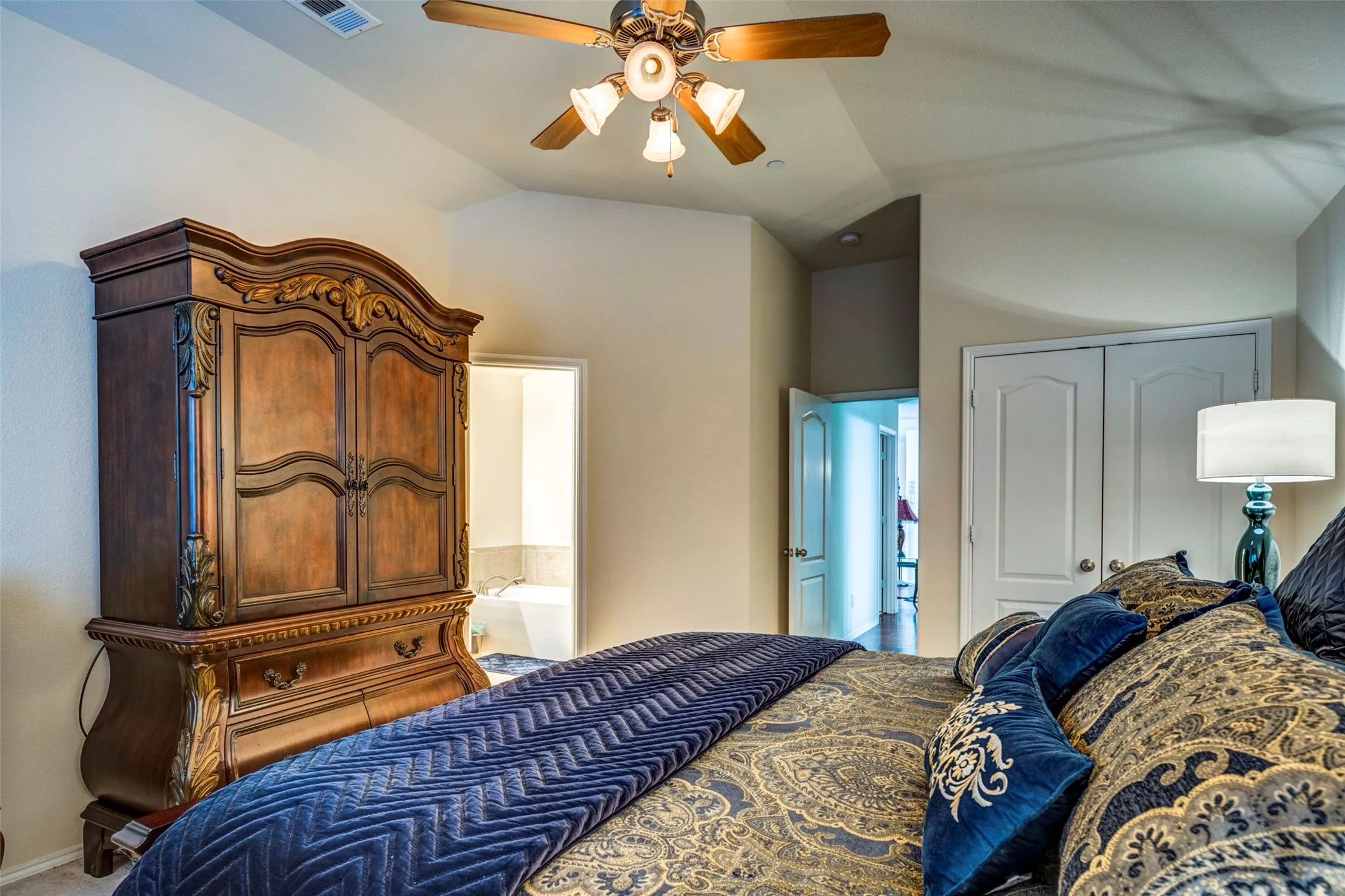 Vaulted ceiling with an attached ceiling fan and light fixture