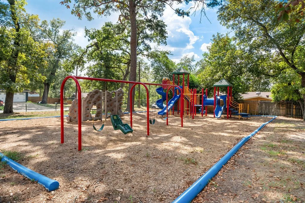 Single Family Residence For Sale in Smith County , 237 E Hideaway, Hideaway, Texas 75771, 3 Bedroom, 2 Bathroom, 2 Garage spaces, 2,039 Sqft, built in 1975, mls#21409379, Real Estate Agent in Hideaway, Homes For Sale in Smith county, Homes For Sale in Hideaway, Realtor in Hideaway Texas, Real Estate Brokerage Independent Realty Texas, Luminita Cordes Realtor