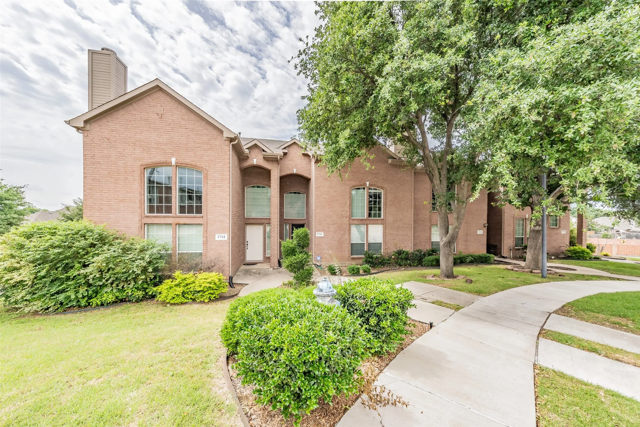 Townhouse For Sale in Denton County , 1785 Massey Drive, Lewisville, Texas 75067, 3 Bedroom, 3 Bathroom, 2 Garage spaces, 1,700 Sqft, built in 2003, mls#21409431, Real Estate Agent in Lewisville, Homes For Sale in Denton county, Homes For Sale in Lewisville, Realtor in Lewisville Texas, Real Estate Brokerage Independent Realty Texas, Luminita Cordes Realtor