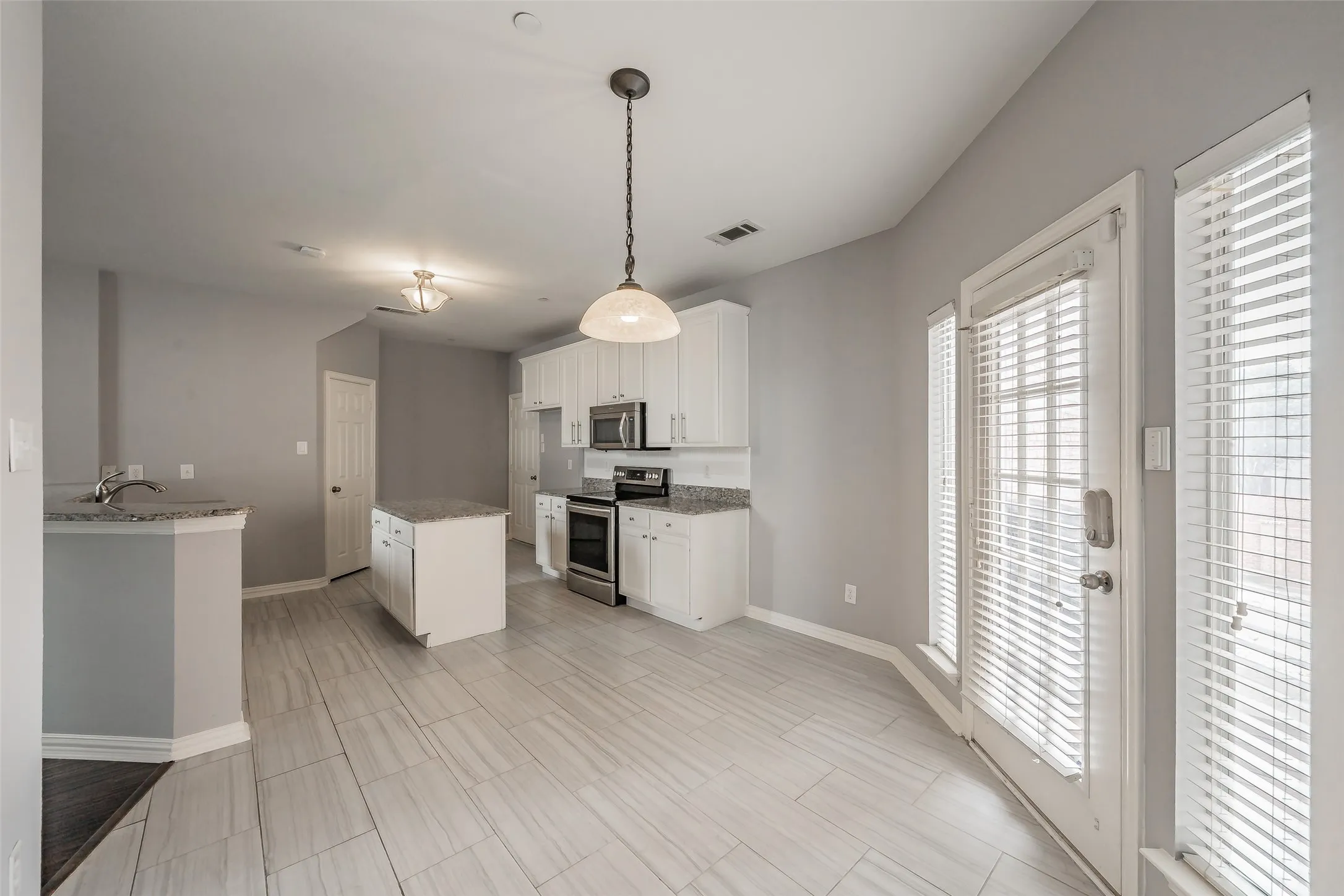 Townhouse For Sale in Denton County , 1785 Massey Drive, Lewisville, Texas 75067, 3 Bedroom, 3 Bathroom, 2 Garage spaces, 1,700 Sqft, built in 2003, mls#21409431, Real Estate Agent in Lewisville, Homes For Sale in Denton county, Homes For Sale in Lewisville, Realtor in Lewisville Texas, Real Estate Brokerage Independent Realty Texas, Luminita Cordes Realtor