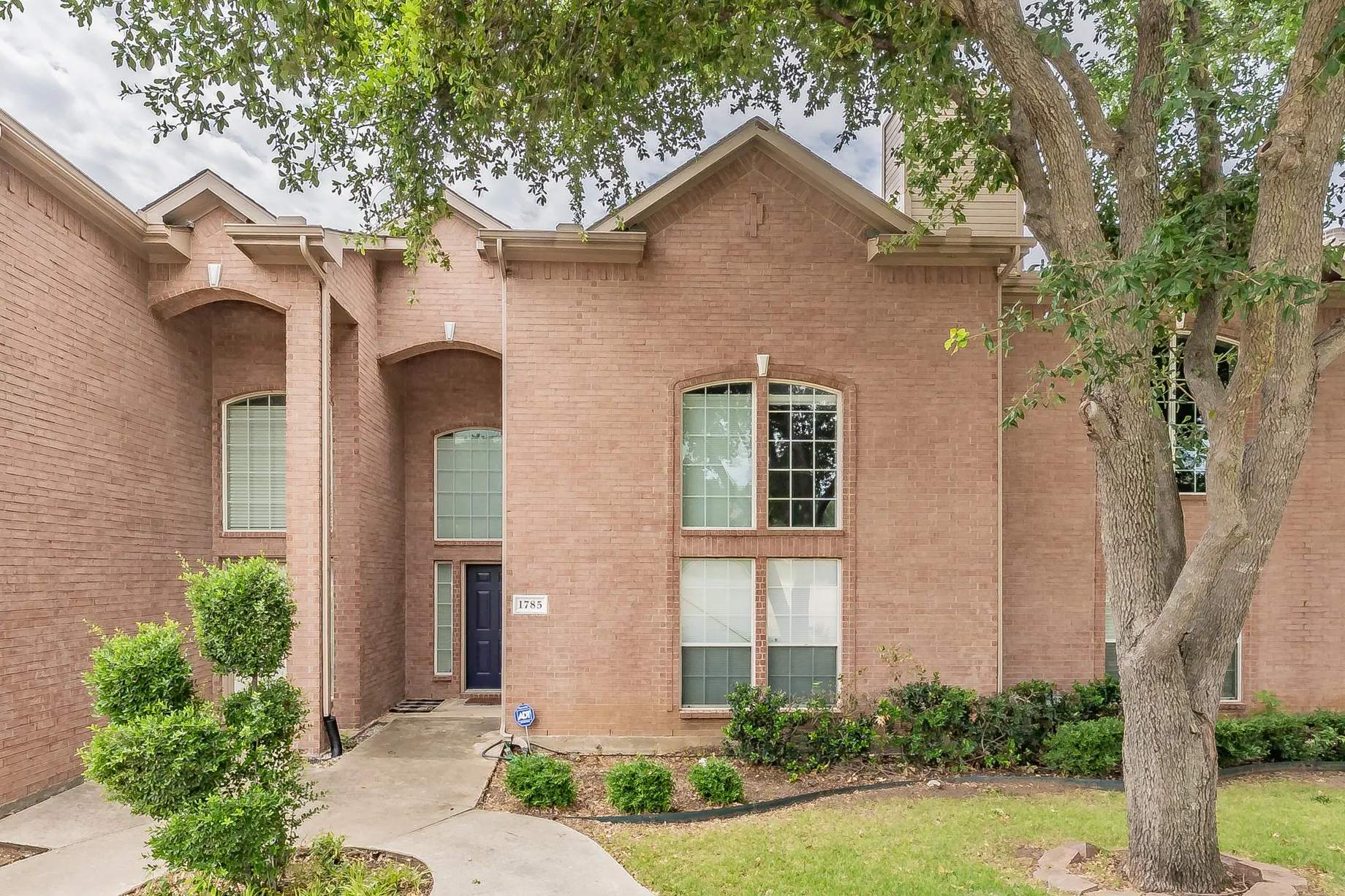 Townhouse For Sale in Denton County , 1785 Massey Drive, Lewisville, Texas 75067, 3 Bedroom, 3 Bathroom, 2 Garage spaces, 1,700 Sqft, built in 2003, mls#21409431, Real Estate Agent in Lewisville, Homes For Sale in Denton county, Homes For Sale in Lewisville, Realtor in Lewisville Texas, Real Estate Brokerage Independent Realty Texas, Luminita Cordes Realtor