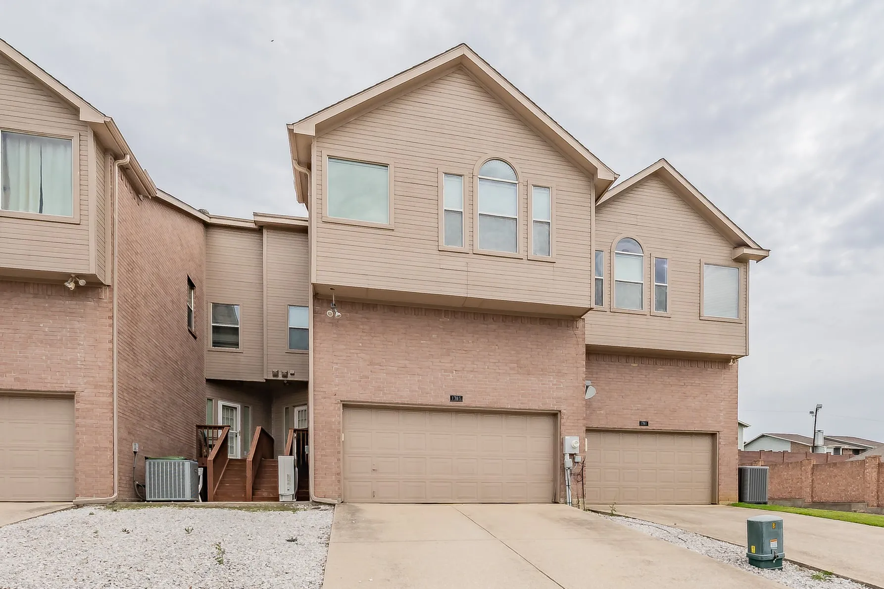 Townhouse For Sale in Denton County , 1785 Massey Drive, Lewisville, Texas 75067, 3 Bedroom, 3 Bathroom, 2 Garage spaces, 1,700 Sqft, built in 2003, mls#21409431, Real Estate Agent in Lewisville, Homes For Sale in Denton county, Homes For Sale in Lewisville, Realtor in Lewisville Texas, Real Estate Brokerage Independent Realty Texas, Luminita Cordes Realtor