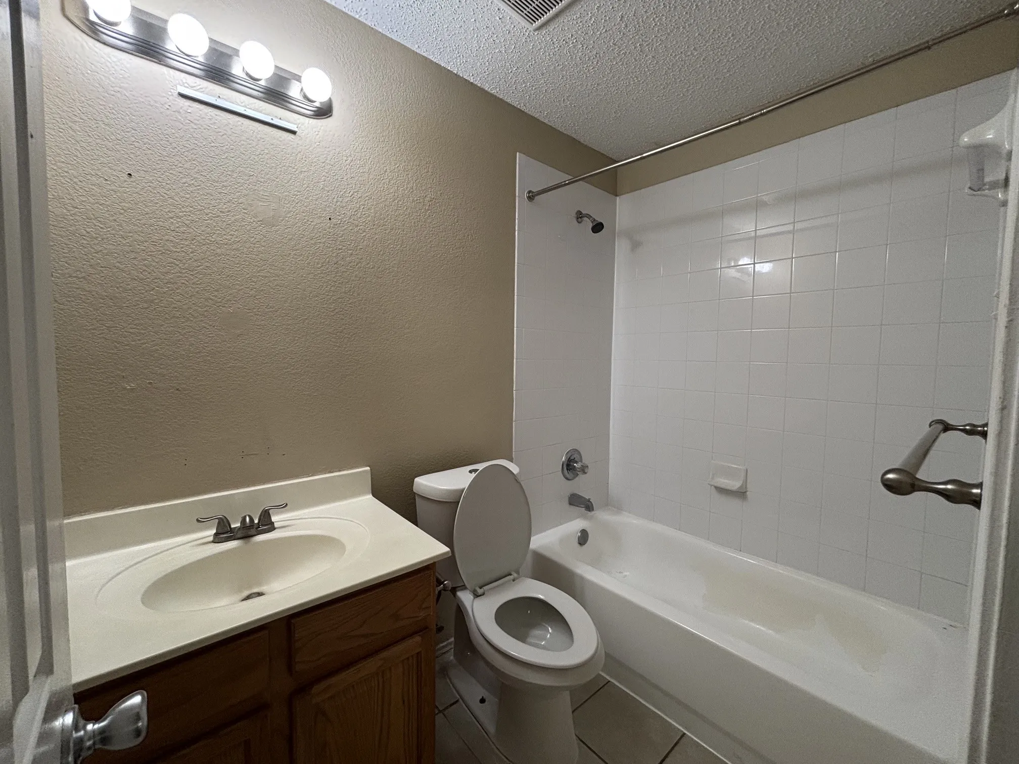 Single Family Residence For Rent in Tarrant County , 3405 Desert Mesa Road, Fort Worth, Texas 76262, 3 Bedroom, 2 Bathroom, 2 Garage spaces, 1,634 Sqft, built in 2002, mls#21409443, Real Estate Agent in Fort Worth, Homes For Rent in Tarrant county, Homes For Rent in Fort Worth, Realtor in Fort Worth Texas, Real Estate Brokerage Independent Realty Texas, Luminita Cordes Realtor