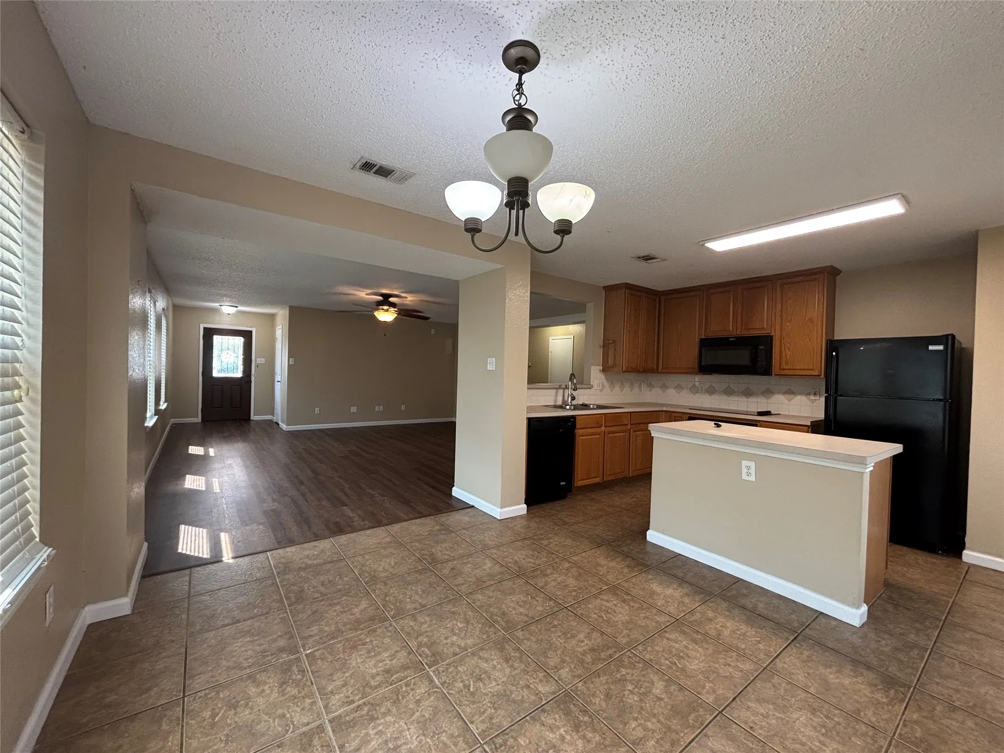 Single Family Residence For Rent in Tarrant County , 3405 Desert Mesa Road, Fort Worth, Texas 76262, 3 Bedroom, 2 Bathroom, 2 Garage spaces, 1,634 Sqft, built in 2002, mls#21409443, Real Estate Agent in Fort Worth, Homes For Rent in Tarrant county, Homes For Rent in Fort Worth, Realtor in Fort Worth Texas, Real Estate Brokerage Independent Realty Texas, Luminita Cordes Realtor