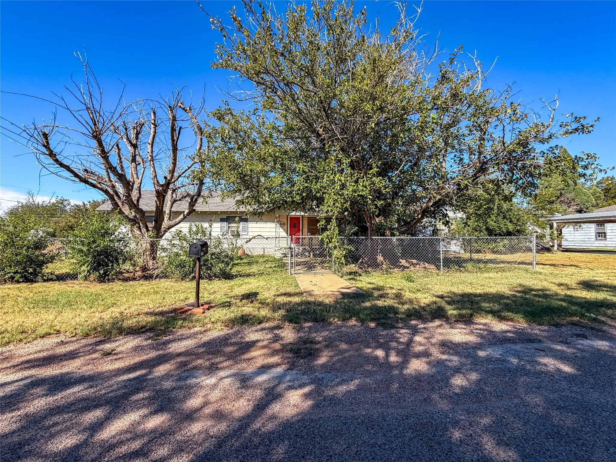Single Family Residence For Sale in Haskell County , 1401 N Avenue K, Haskell, Texas 79521, 3 Bedroom, 1 Bathroom, Garage spaces, 1,552 Sqft, built in 1950, mls#21404099, Real Estate Agent in Haskell, Homes For Sale in Haskell county, Homes For Sale in Haskell, Realtor in Haskell Texas, Real Estate Brokerage Independent Realty Texas, Luminita Cordes Realtor