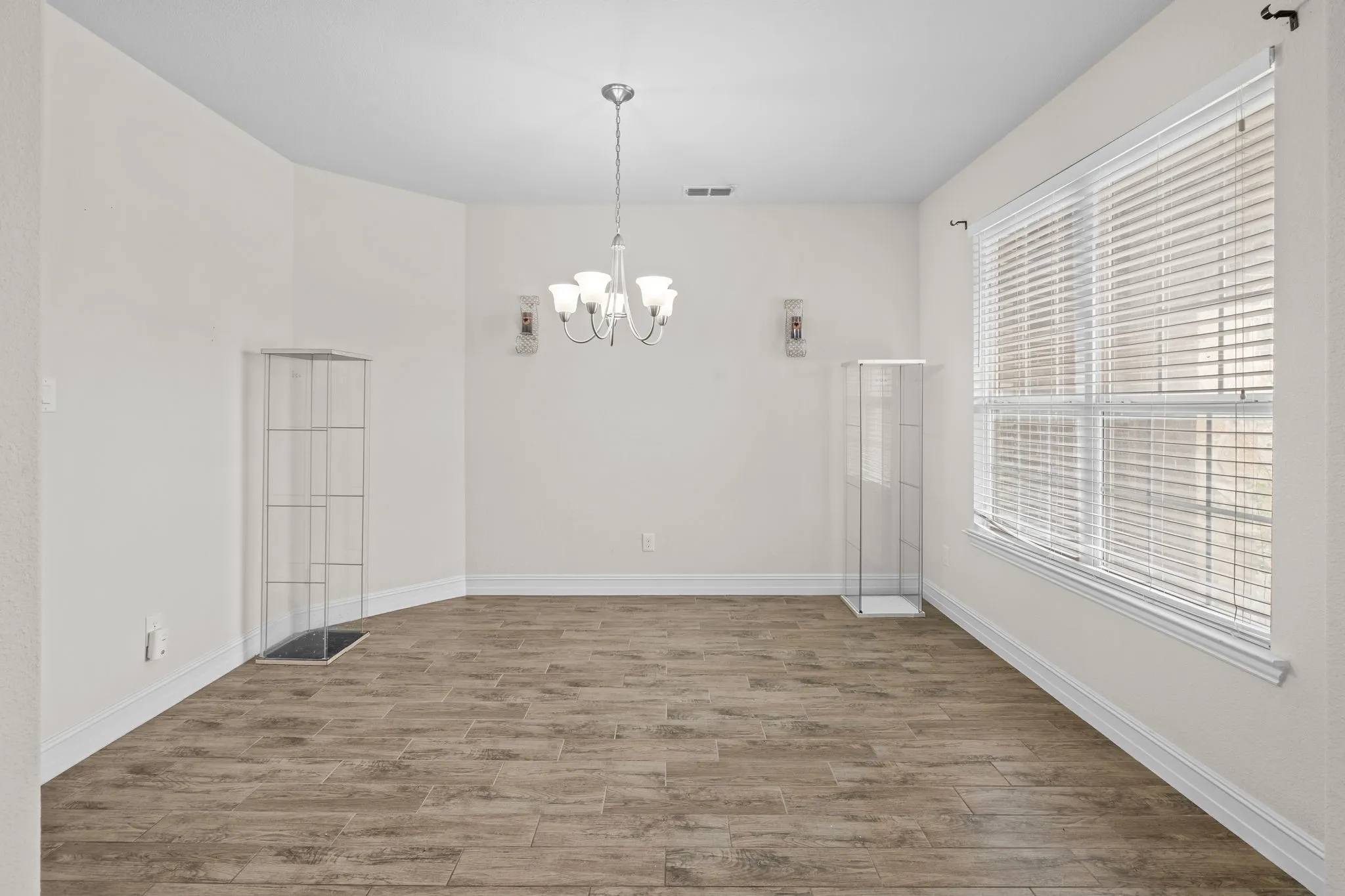 Single Family Residence For Rent in Tarrant County , 1929 Brahorn Lane, Fort Worth, Texas 76131, 4 Bedroom, 4 Bathroom, 3 Garage spaces, 3,474 Sqft, built in 2016, mls#21393806, Real Estate Agent in Fort Worth, Homes For Rent in Tarrant county, Homes For Rent in Fort Worth, Realtor in Fort Worth Texas, Real Estate Brokerage Independent Realty Texas, Luminita Cordes Realtor