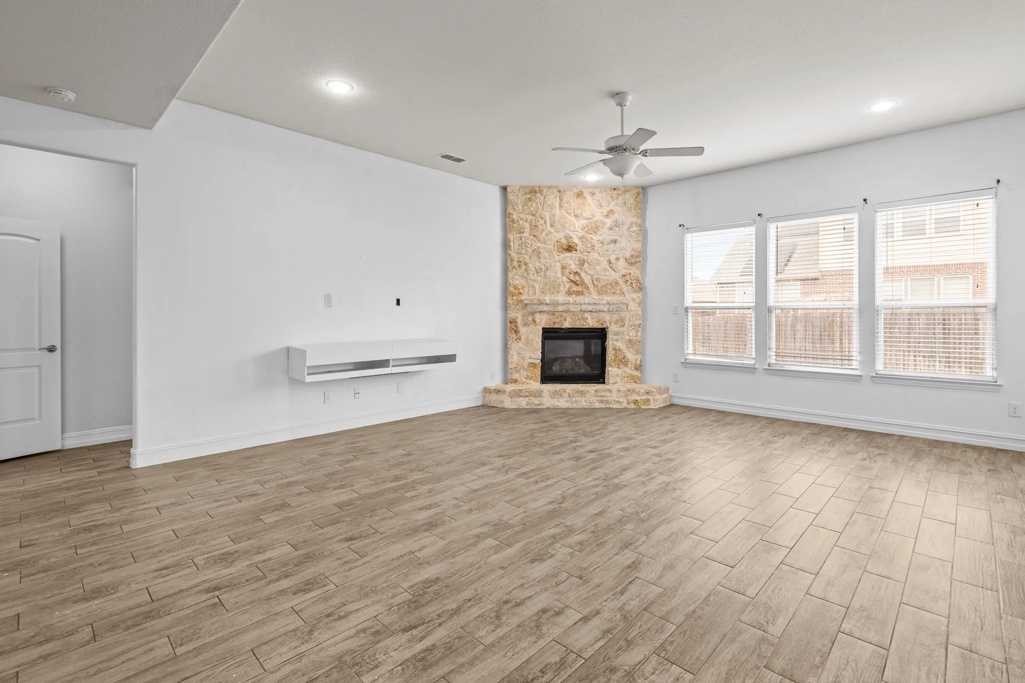 Single Family Residence For Rent in Tarrant County , 1929 Brahorn Lane, Fort Worth, Texas 76131, 4 Bedroom, 4 Bathroom, 3 Garage spaces, 3,474 Sqft, built in 2016, mls#21393806, Real Estate Agent in Fort Worth, Homes For Rent in Tarrant county, Homes For Rent in Fort Worth, Realtor in Fort Worth Texas, Real Estate Brokerage Independent Realty Texas, Luminita Cordes Realtor