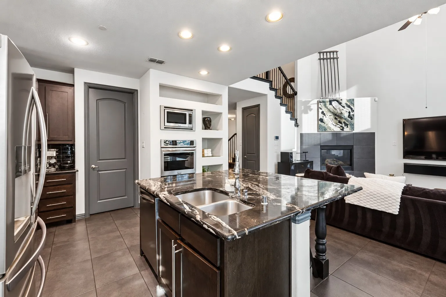 Townhouse For Sale in Dallas County , 6112 Black Swan Circle, Garland, Texas 75044, 2 Bedroom, 3 Bathroom, 3 Garage spaces, 2,139 Sqft, built in 2013, mls#21409464, Real Estate Agent in Garland, Homes For Sale in Dallas county, Homes For Sale in Garland, Realtor in Garland Texas, Real Estate Brokerage Independent Realty Texas, Luminita Cordes Realtor