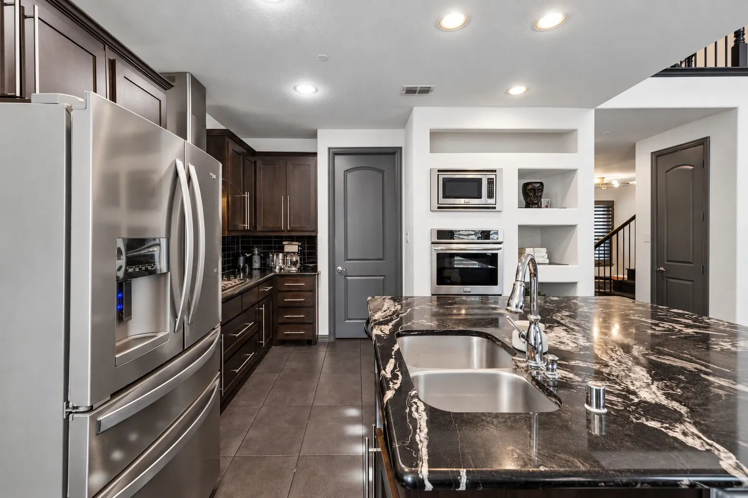 Townhouse For Sale in Dallas County , 6112 Black Swan Circle, Garland, Texas 75044, 2 Bedroom, 3 Bathroom, 3 Garage spaces, 2,139 Sqft, built in 2013, mls#21409464, Real Estate Agent in Garland, Homes For Sale in Dallas county, Homes For Sale in Garland, Realtor in Garland Texas, Real Estate Brokerage Independent Realty Texas, Luminita Cordes Realtor