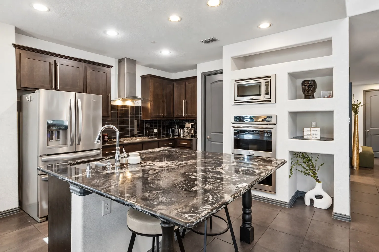 Townhouse For Sale in Dallas County , 6112 Black Swan Circle, Garland, Texas 75044, 2 Bedroom, 3 Bathroom, 3 Garage spaces, 2,139 Sqft, built in 2013, mls#21409464, Real Estate Agent in Garland, Homes For Sale in Dallas county, Homes For Sale in Garland, Realtor in Garland Texas, Real Estate Brokerage Independent Realty Texas, Luminita Cordes Realtor